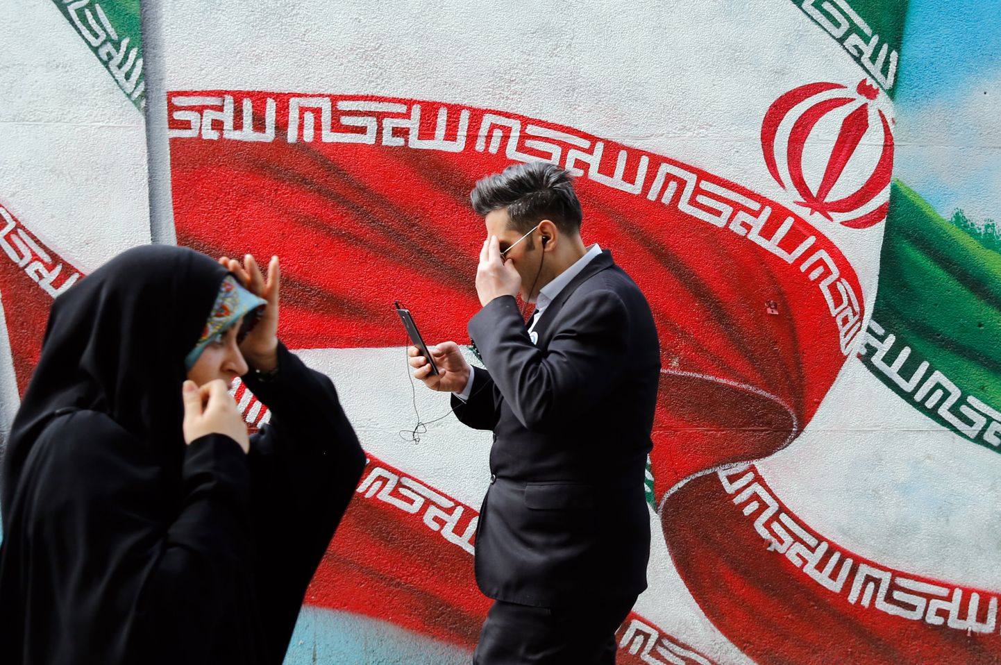 Inimesed Iraani lipumaalingute ees.