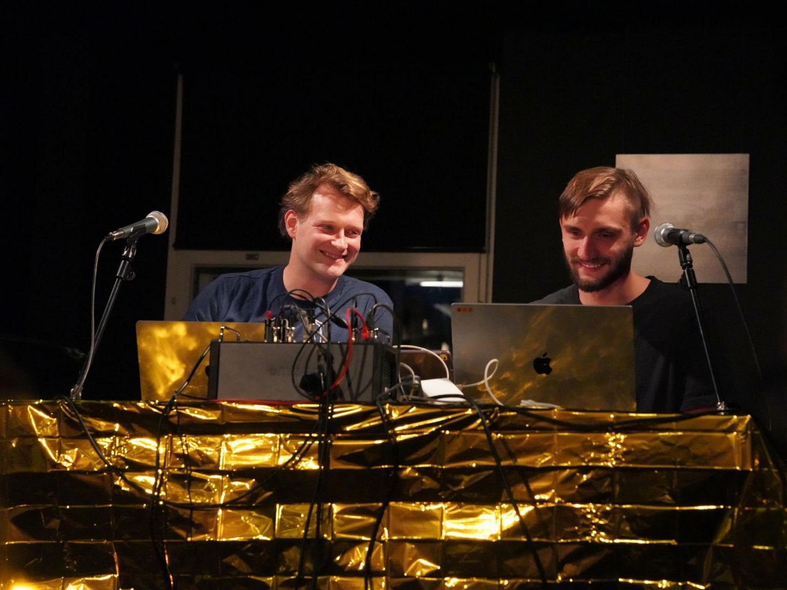 Andres Raja (paremal) korraldab muusikaviktoriini Rakvere Teatrikohvikus koos Imre Õunapuuga.