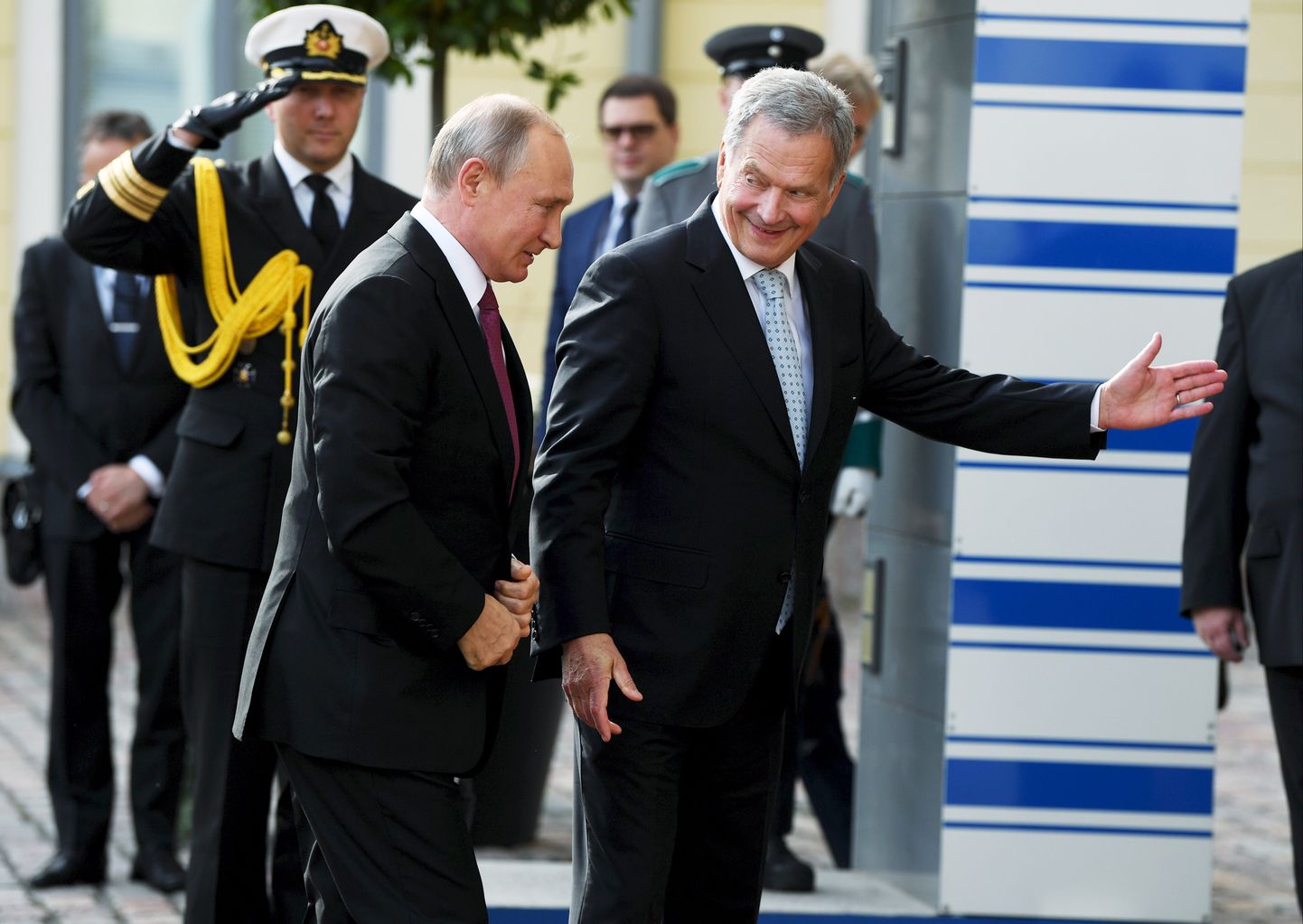 Soome president Sauli Niinistö (paremal) tervitab Soome presidendilossi Venemaa presidenti Vladimir Putinit 21. augustil.