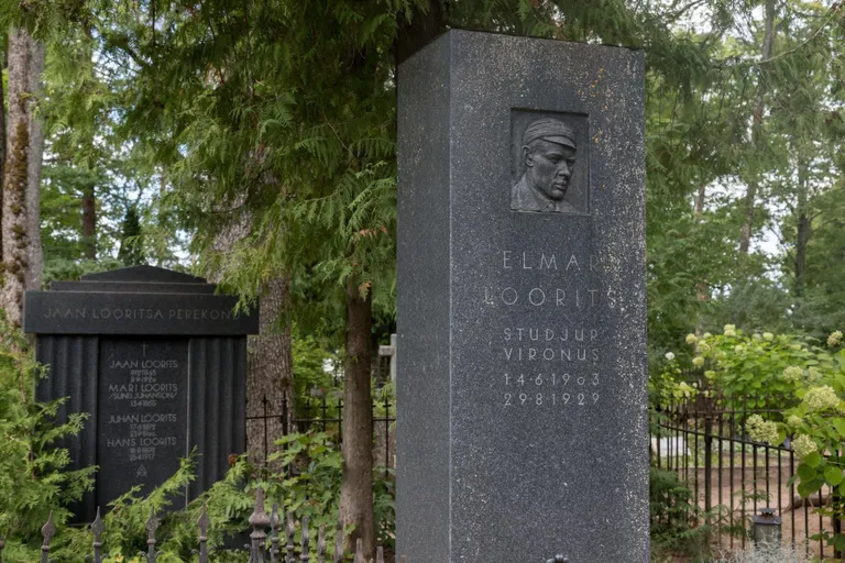 Looritsate mälestussambad Viljandi Vanal kalmistul. Nende autor, nimekas kujur Anton Starkopf lõi juba 1920. aastatel hulga range arhitektoonilise üldlahendusega reljeefi või figuuriga vääristatud mälestus- ja hauasambaid.