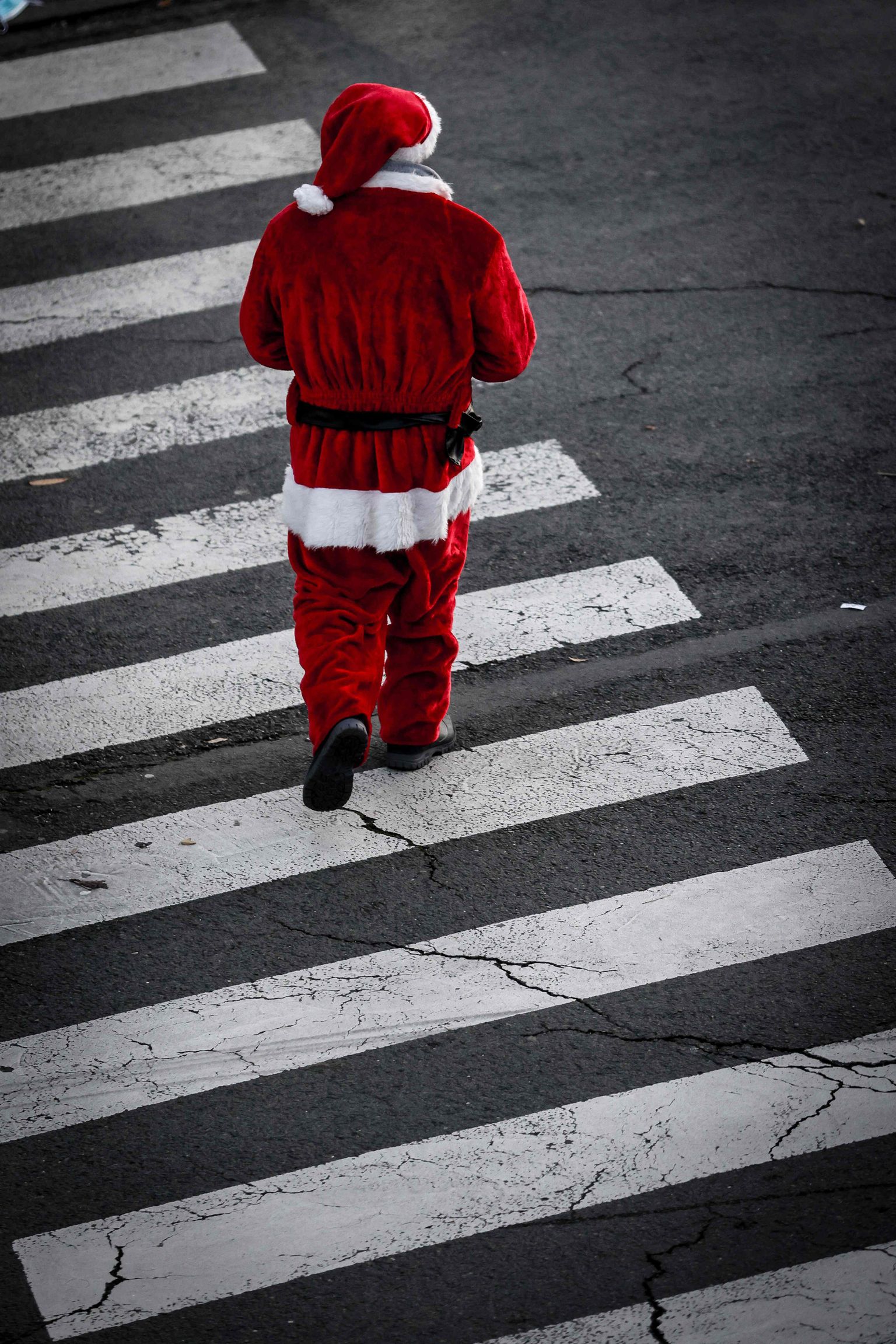 Jõuluvana kostüümis mees tänaval. Foto pole seotud kõnealuse juhtumiga.