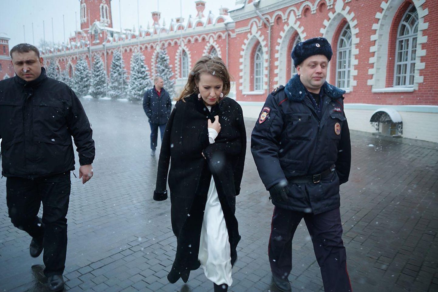 Ksenija Sobtšak pärast rünnakut paleest lahkumas.