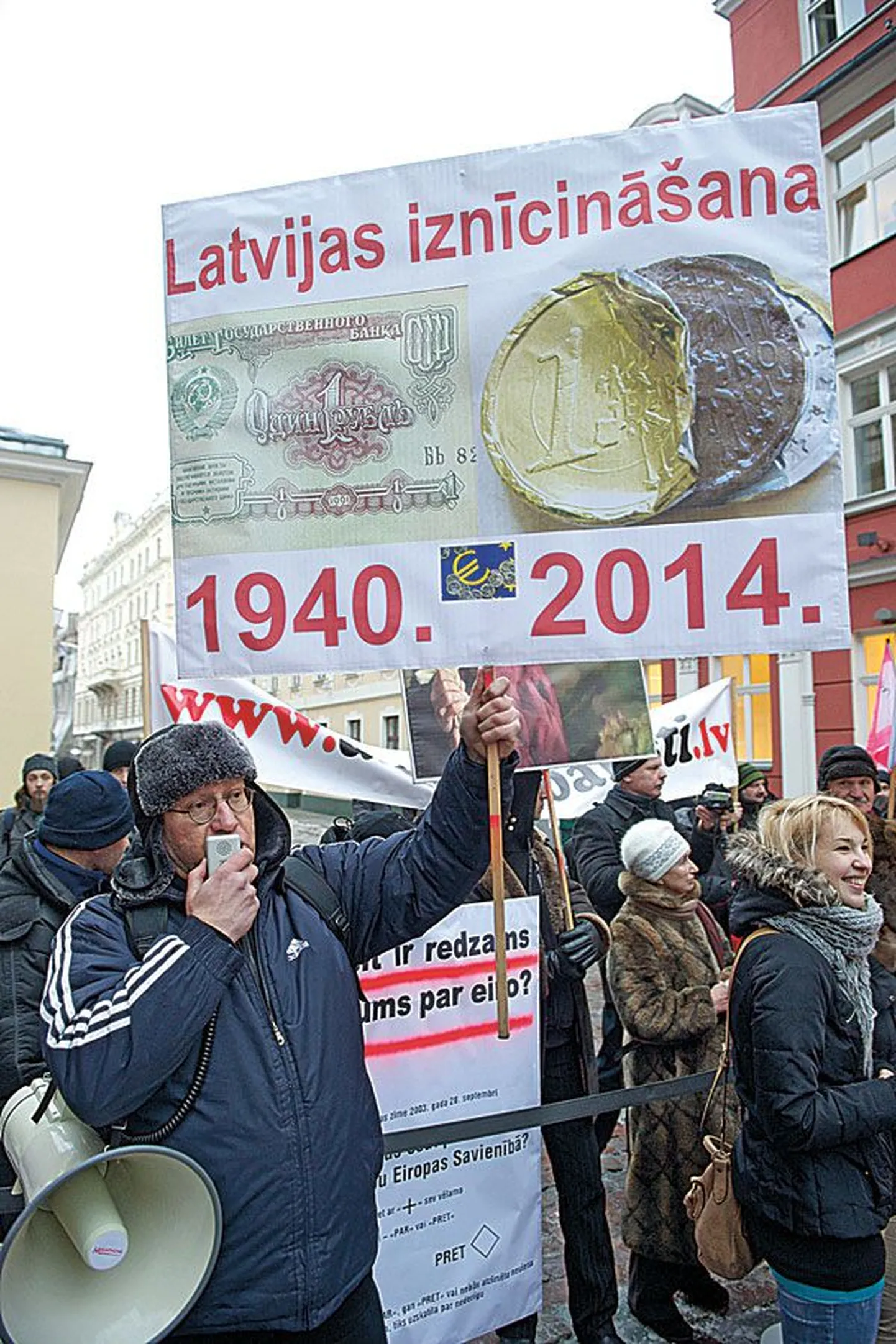 Акция протеста противников евро в январе этого года перед зданием сейма в Риге.