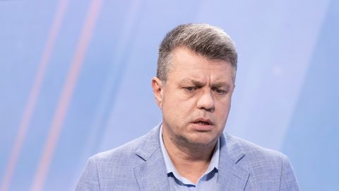 URMAS REINSALU ⟩ Mida teha peaministriga, kes ei tea, et tema minister ajab kahtlast mürsuäri