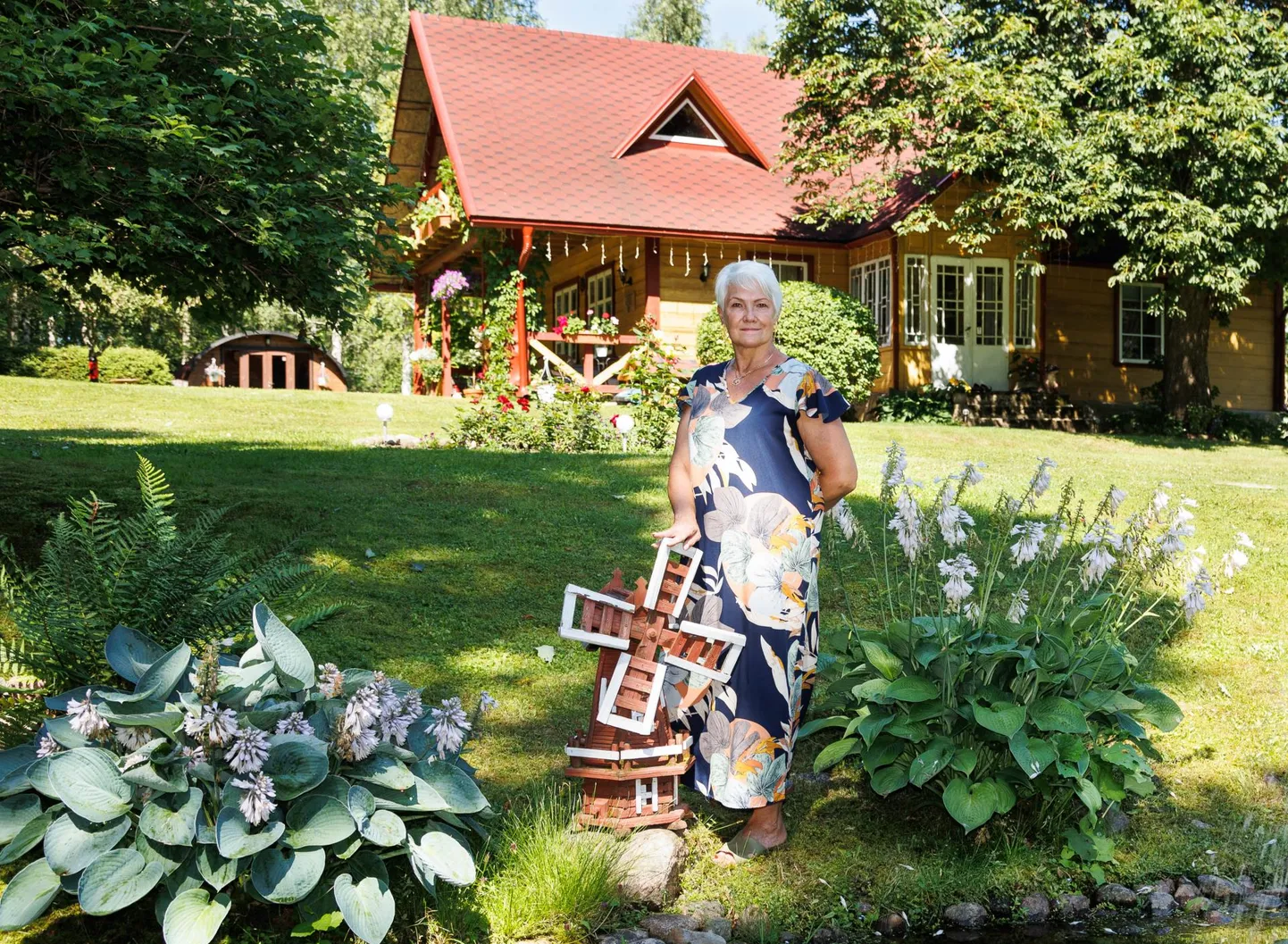 Perenaine Eda Mudalomp oma maakodus Pääsna külas.
Kuigi puhkenurki ja ruumi on maakodu ümber parasjagu, jätkub aega puhkamiseks pigem vähe, sest toimetamist jagub küllaga.