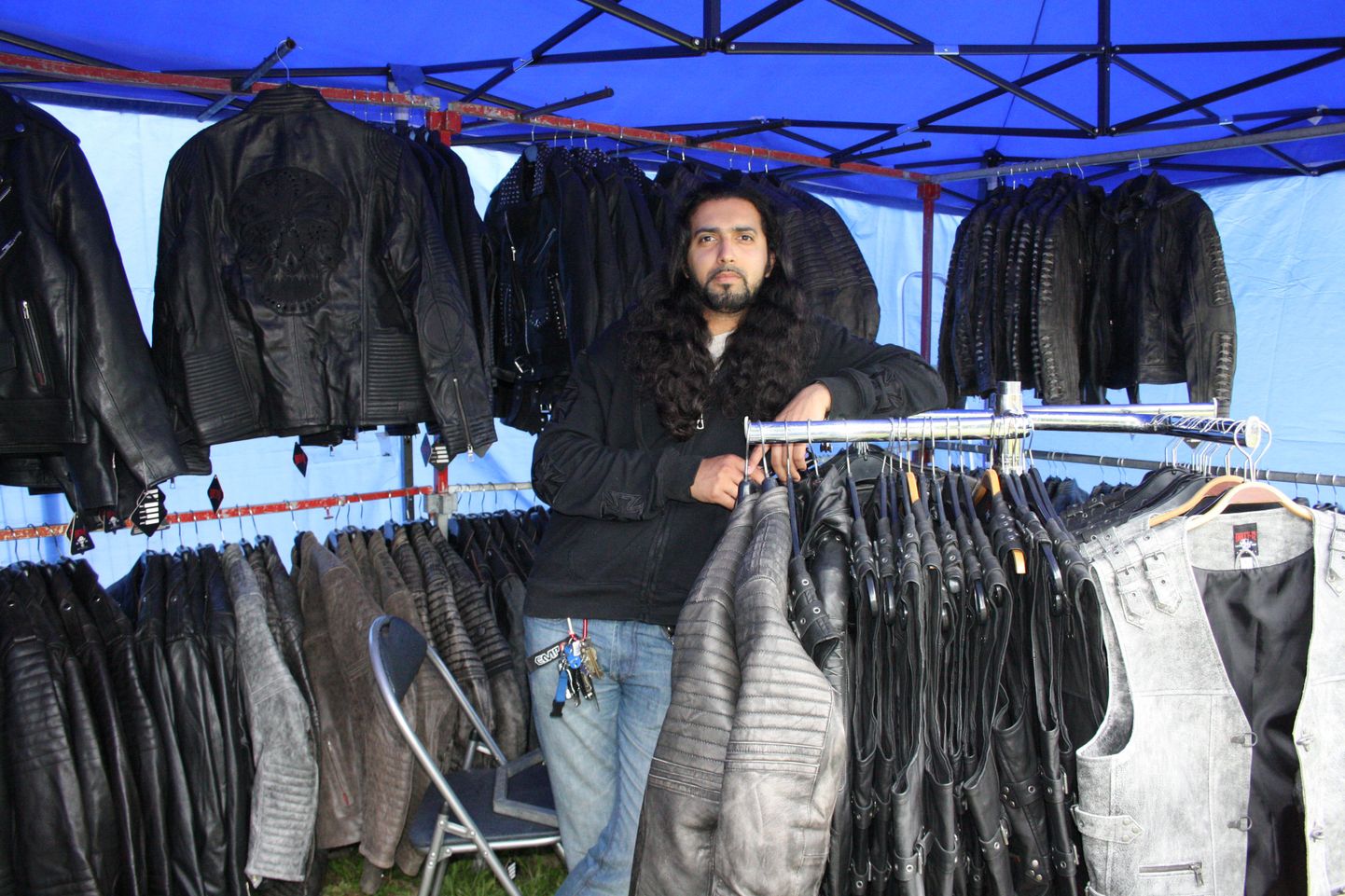 Asim Searah müüb motomessidel ja  -kokkutulekutel nahkrõivaid. Nüüdseks on rõivamüük jäänud tahaplaanile, sest mees liitus sel kevadel kuulsa Soome heavy-metal ansambliga Wintersun.