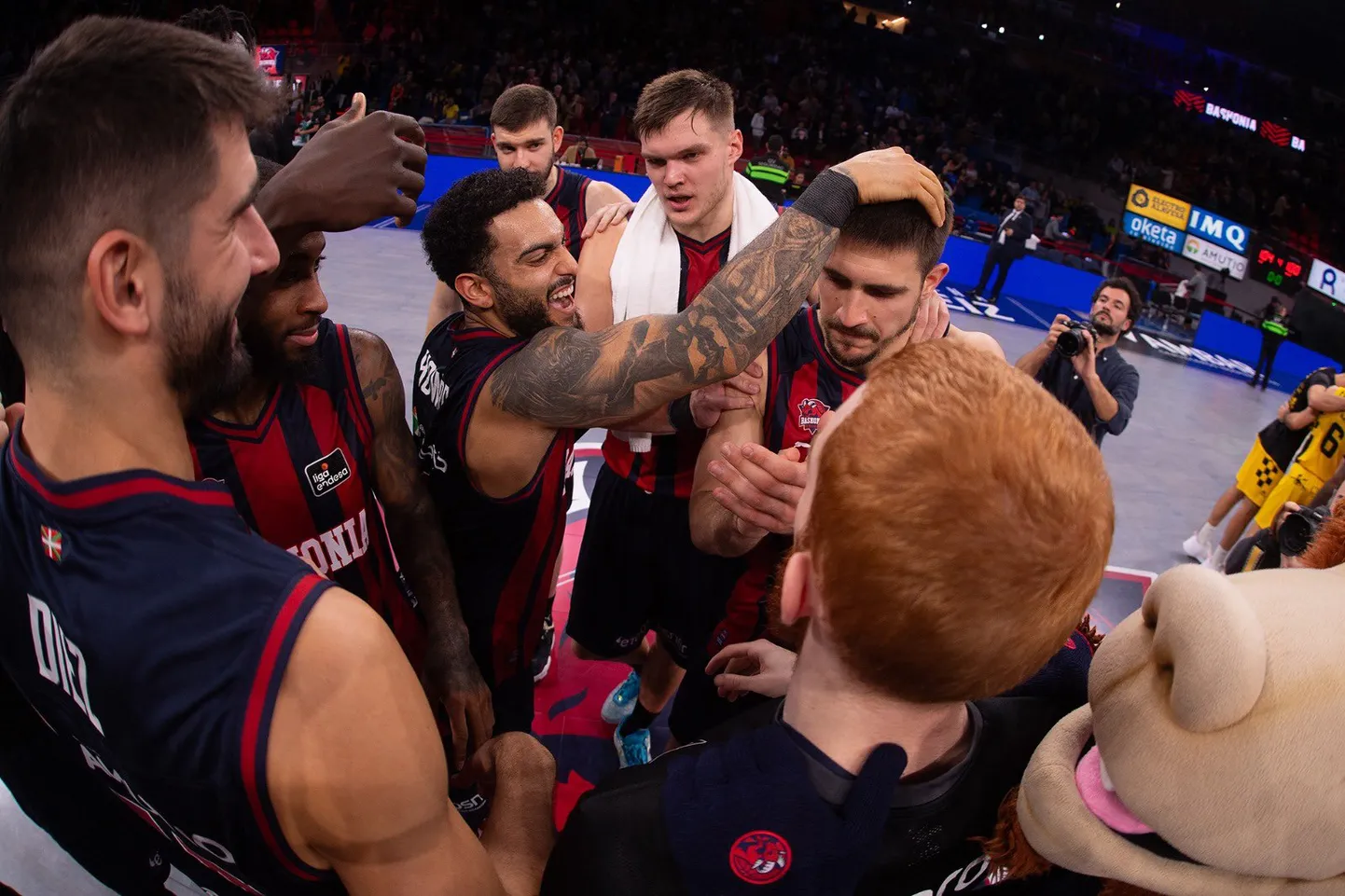 Võiduka Baskonia mängijad, keskel (valge rätikuga) Maik-Kalev Kotsar.