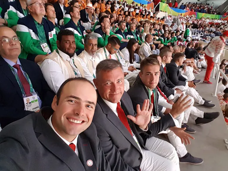 Volejbola stadionā gaidām, kad varēsim iet uz atklāšanu..