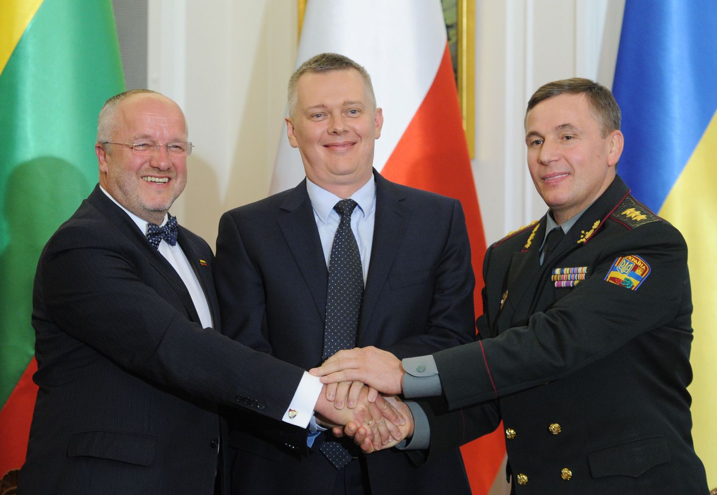 Leedu kaitseminister Juozas Olekas (vasakult), Poola kaitseminister Tomasz Siemoniak ja Ukraina kaitseminister Valeri Heletei.