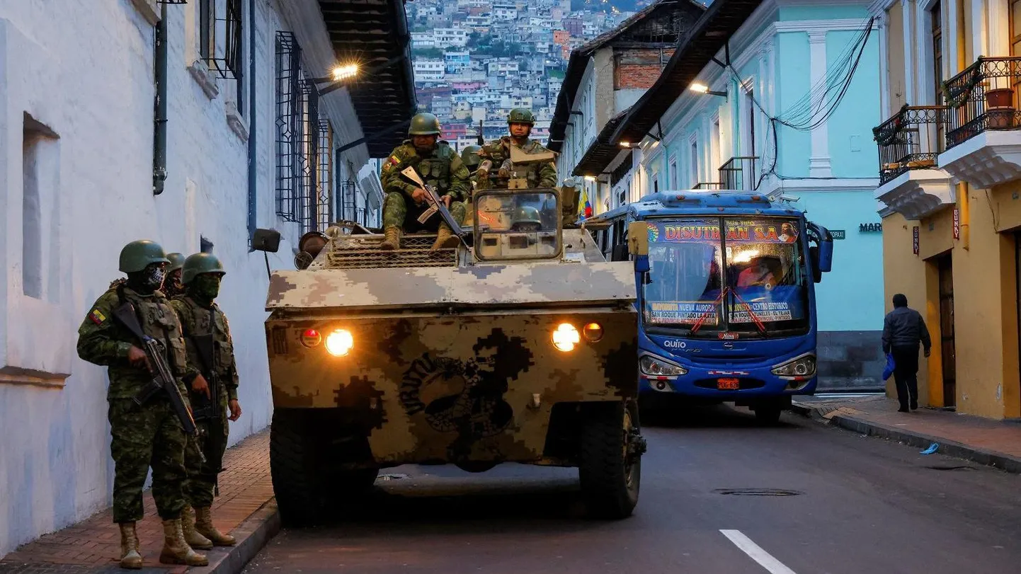 Полиция и армия Эквадора патрулируют улицы пешком и на броневиках