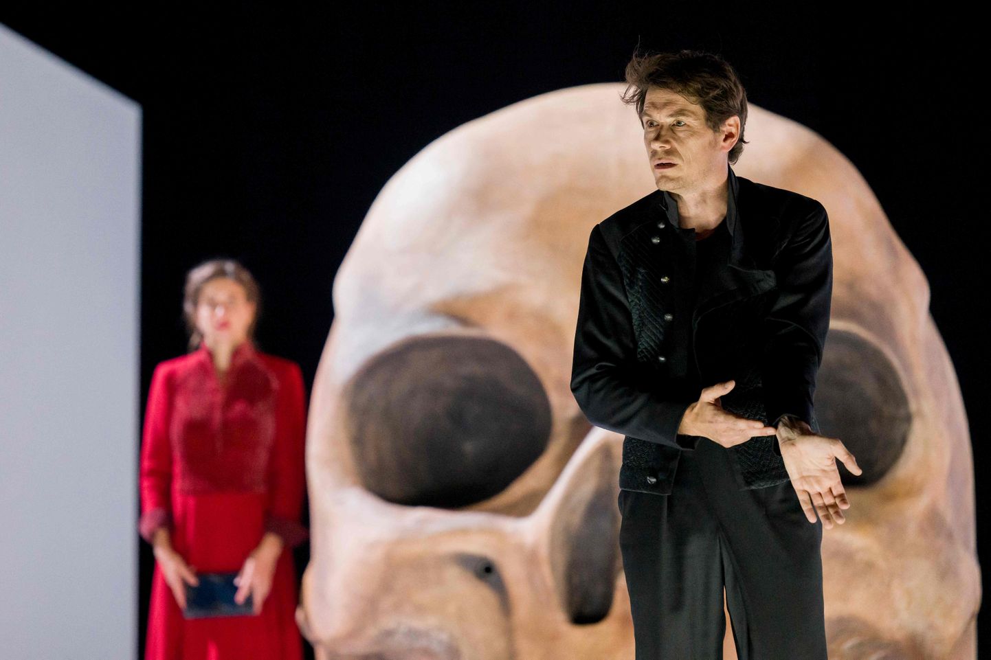 Prantsuse näitljedad William Shakespeare'i etendust "Hamlet" esitamas.