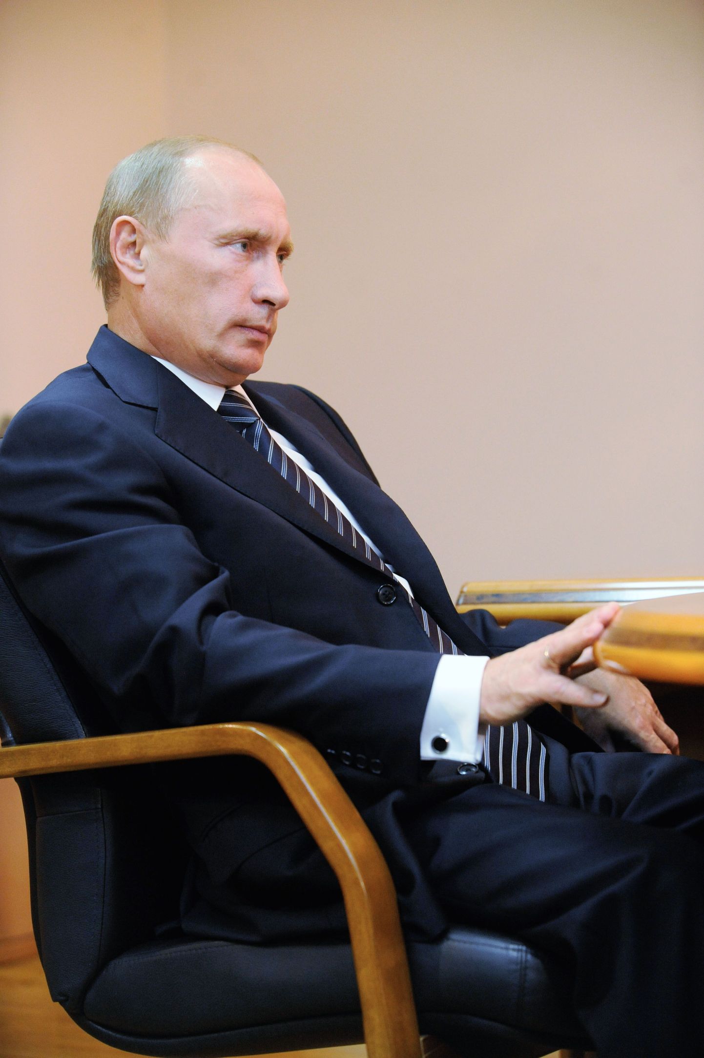 Путин во время совещания.
