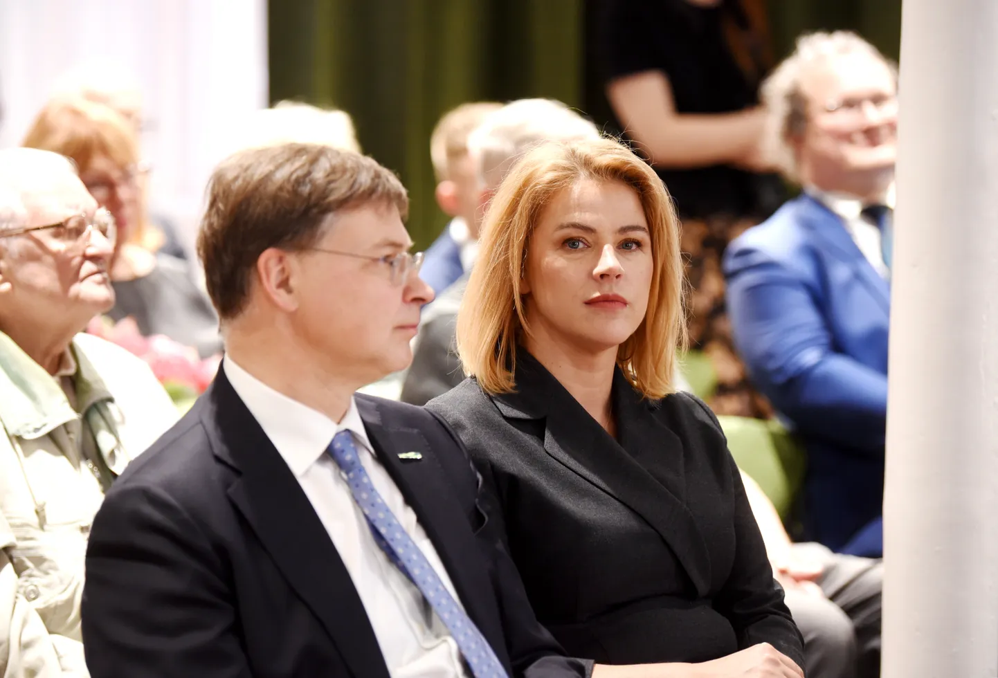 Ministru prezidente Evika Siliņa un Eiropas Komisijas priekšsēdētājas izpildvietnieks Valdis Dombrovskis piedalās partijas "Vienotība" Rīgas nodaļas biedru sapulcē, kuras laikā plānotas vadības vēlēšanas.