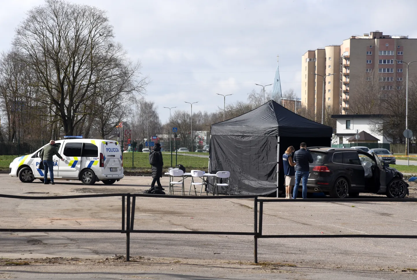 Valsts policija norobežojusi teritoriju Purvciemā pie "Mēbeļu nama" un sporta kluba "Lemon Gym", kur trešdienas rītā nošauts cilvēks.