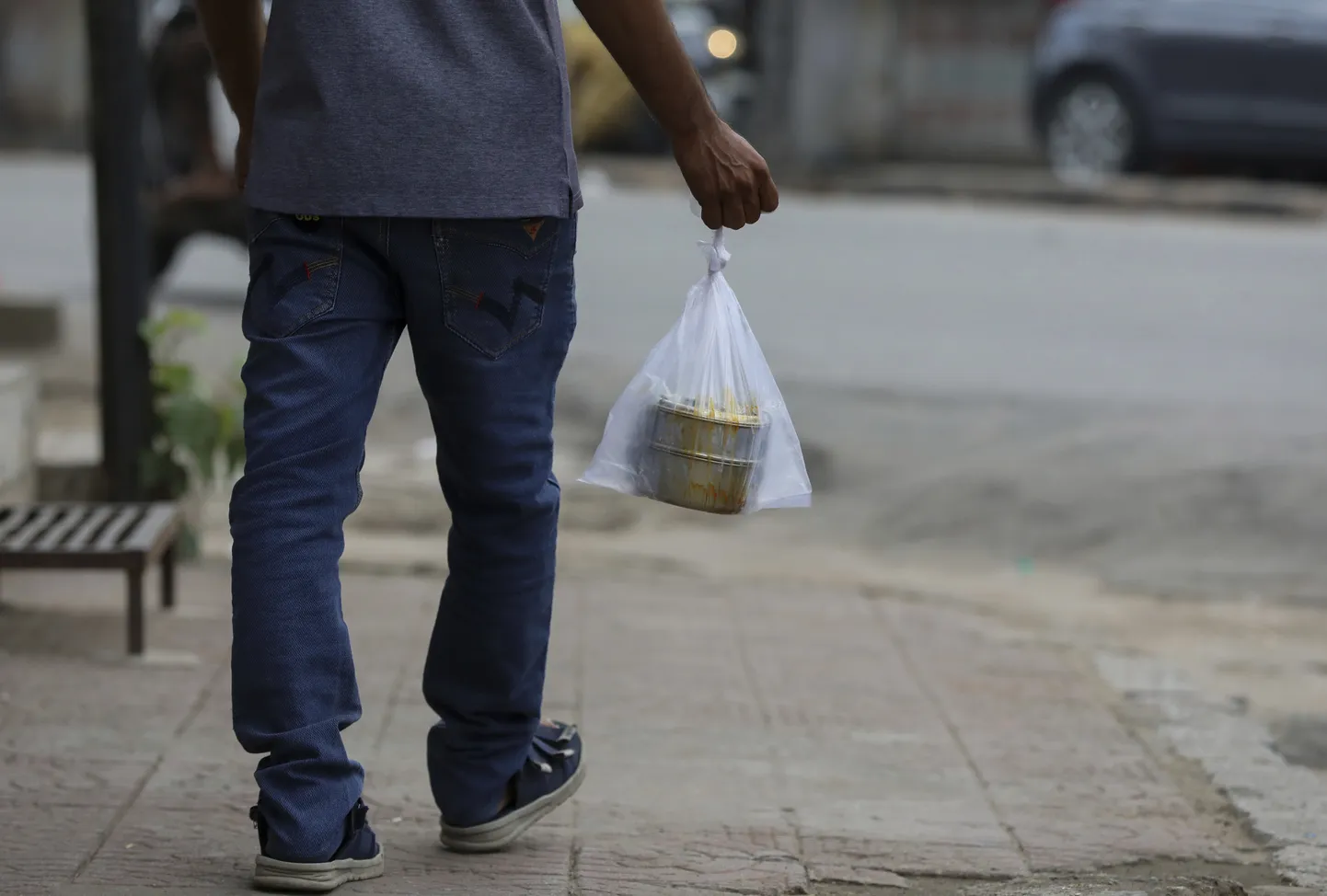 India mees ühekordse plastikkilekotiga 30. juunil Hyderabadis.