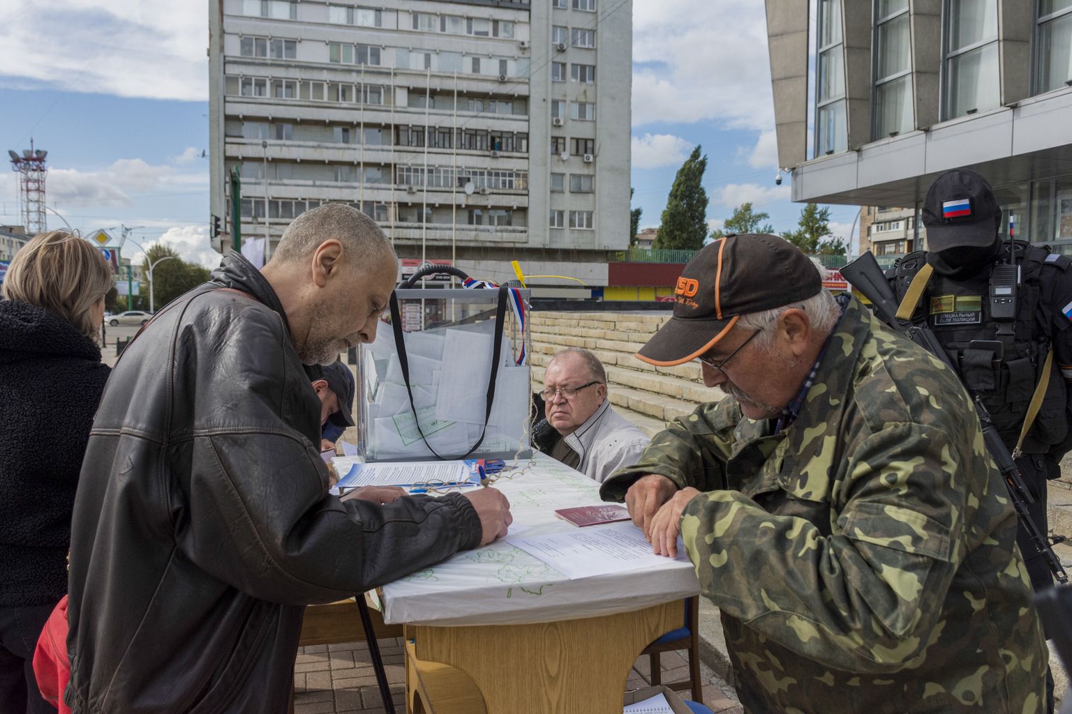 Inimesed osalemas libareferendumil Luhanskis asuvas vabaõhu «valimisjaoskonnas».