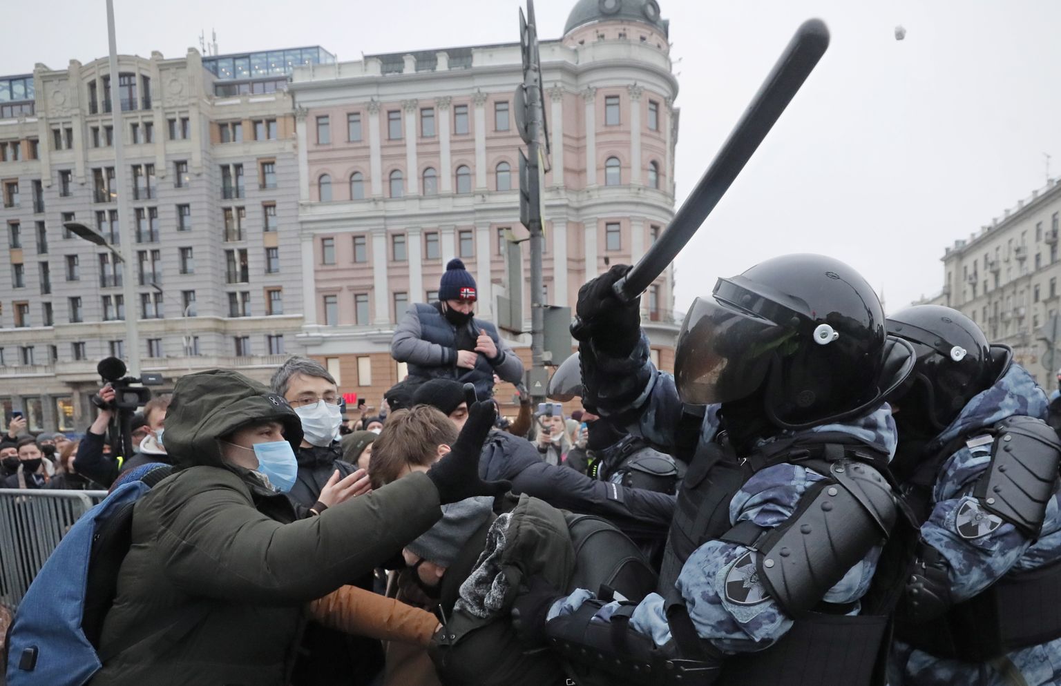 Vene märulipolitseinik Moskvas meeleavaldajat nüpeldamas.