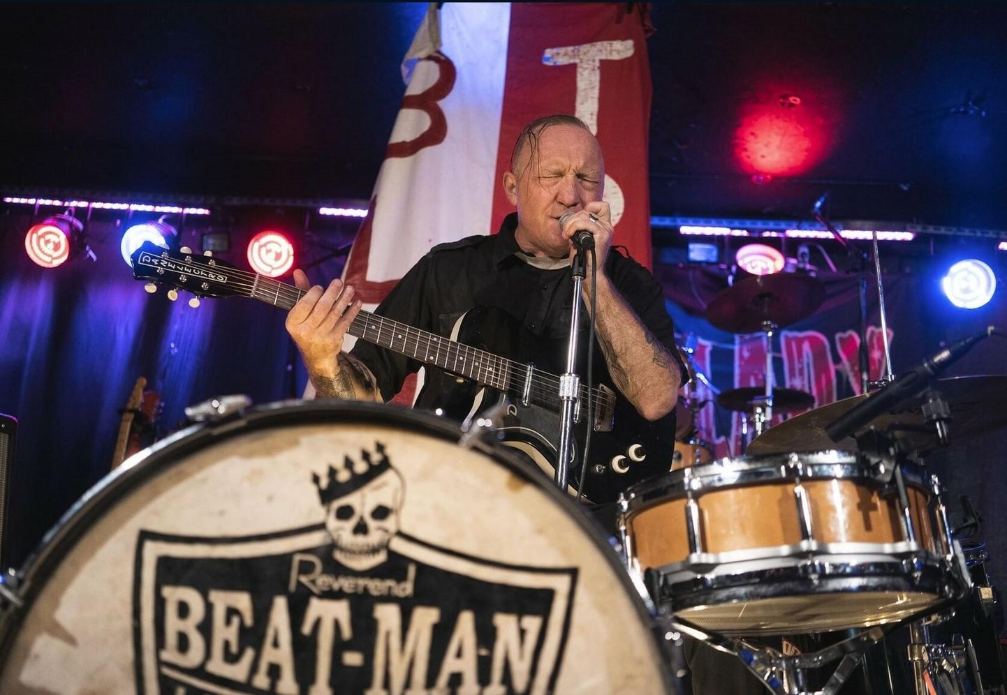 Reverend Beat-Man on kuulajate ees kitarri ja trummidega.