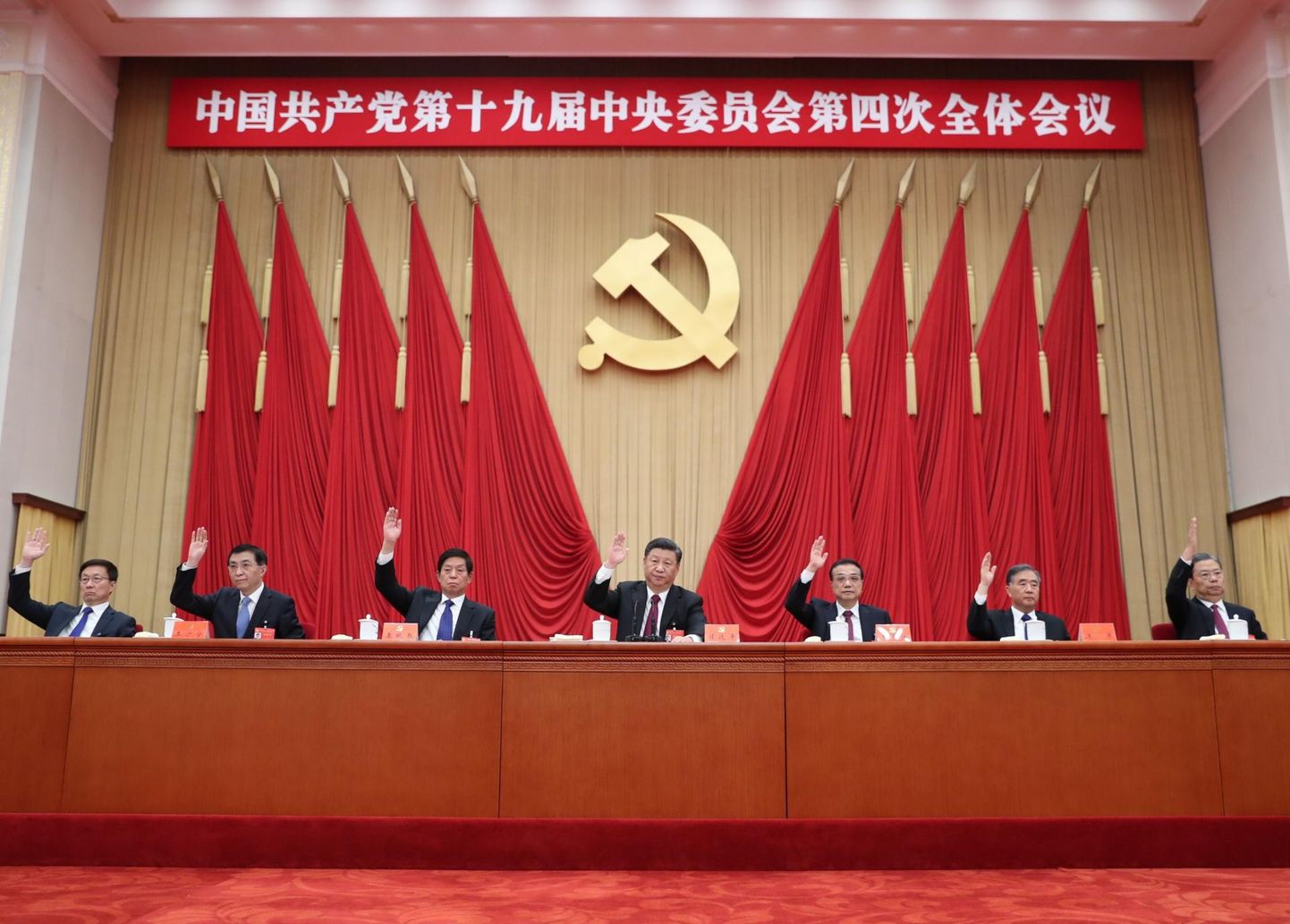 Oktoobri lõpus Hiina Kommunistliku Partei keskkomitee neli päeva väldanud plenaaristungil osalenute selja taga oli ka Nõukogude inimestele teada-tuntud atribuutika – hiiglaslikud punalipud, ristatud sirp ja vasar ning kõige selle kohal hüüdlause loosungil.