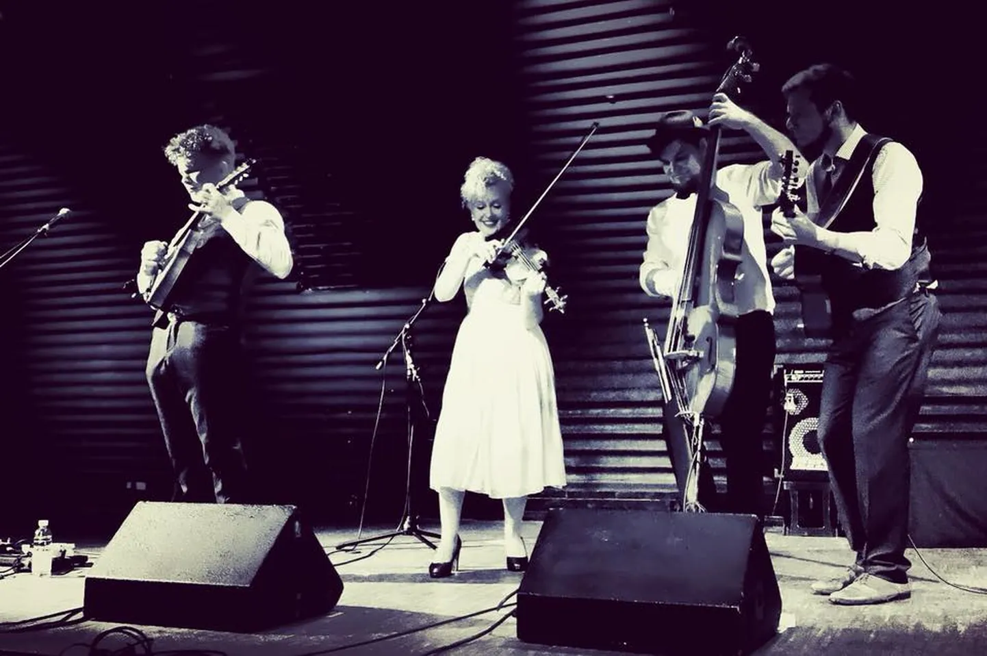 Mitu aastat kodumaal populaarsuse laineharjal purjetanud Curly Strings valmistub uute agentide abil välismaal südameid võitma.