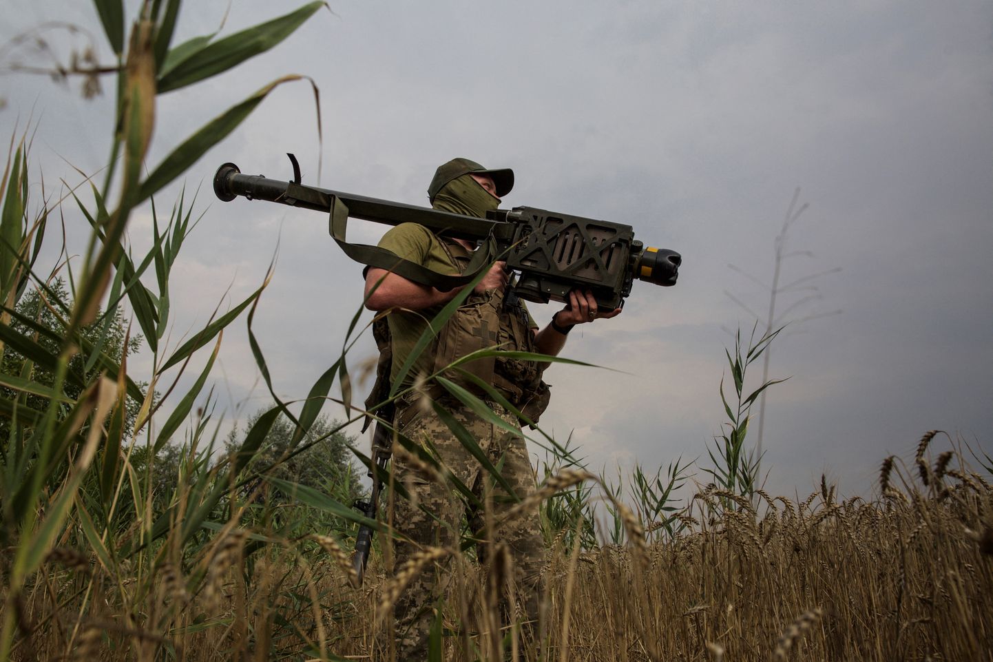 Ukraiņu karavīrs ar "Stinger" pretgaisa aizsardzības raķeti.