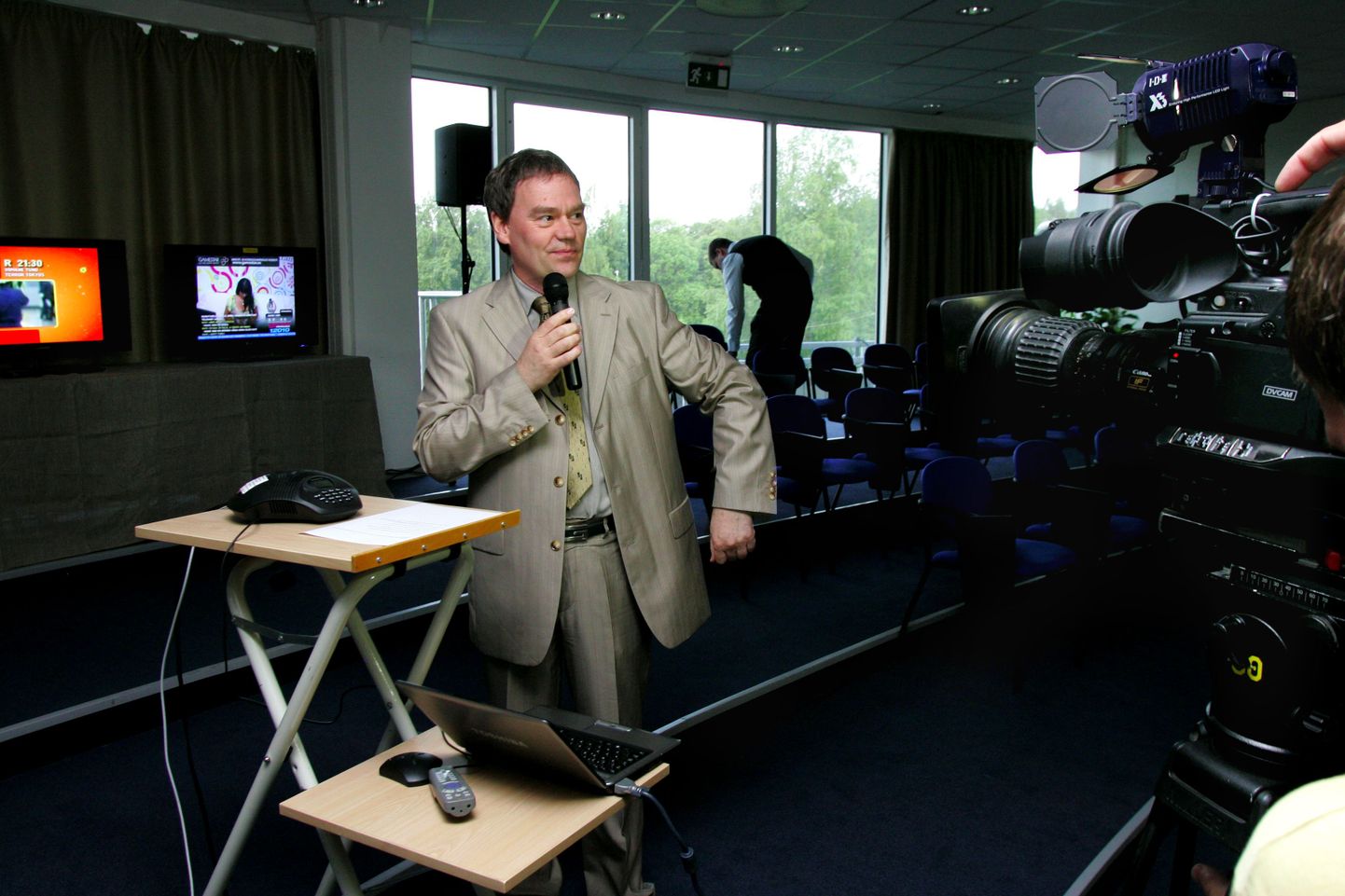 Analoogtelevisiooni levi väljalülitamine Tallinna teletornis 1. juulil. Pildil Jüri Pihel.