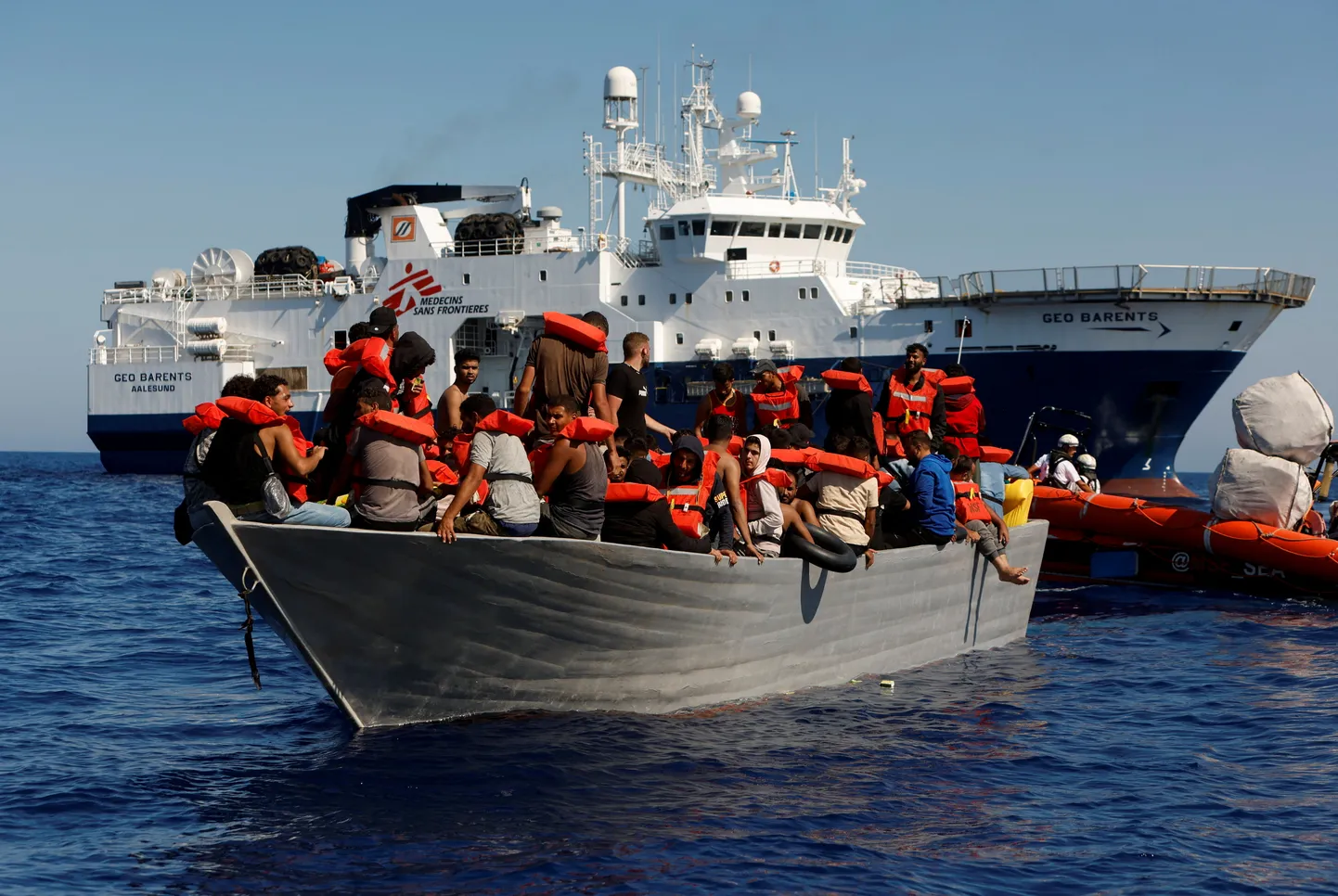 MSFi laev Geo Barents ja migrantide paat 19. juulil rahvusvahelistes vetes Vahemerel.