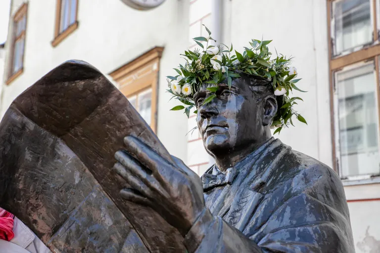 Sünniaastapäeval saab pronksist Johann Voldemar Jannsen pähe lillepärja.