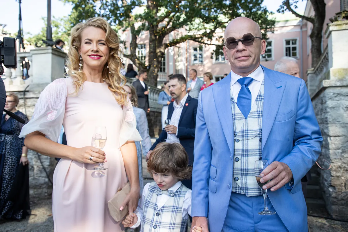 Heidi ja Allar Jõks nopivad elegantseima perekonna tiitli. Imekaunis pastellide harmoonia liidab daavi kleidi ja härra ülikonna, ning mehi seob vestivendlus. Silm lausa puhkab peal! Foto: Martin Pedaja 