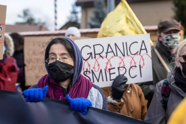 Демонстрация польских женщин, протестующих против депортации из страны граждан Республики Беларусь. Надпись на плакате: "Граница смерти", 2021 год