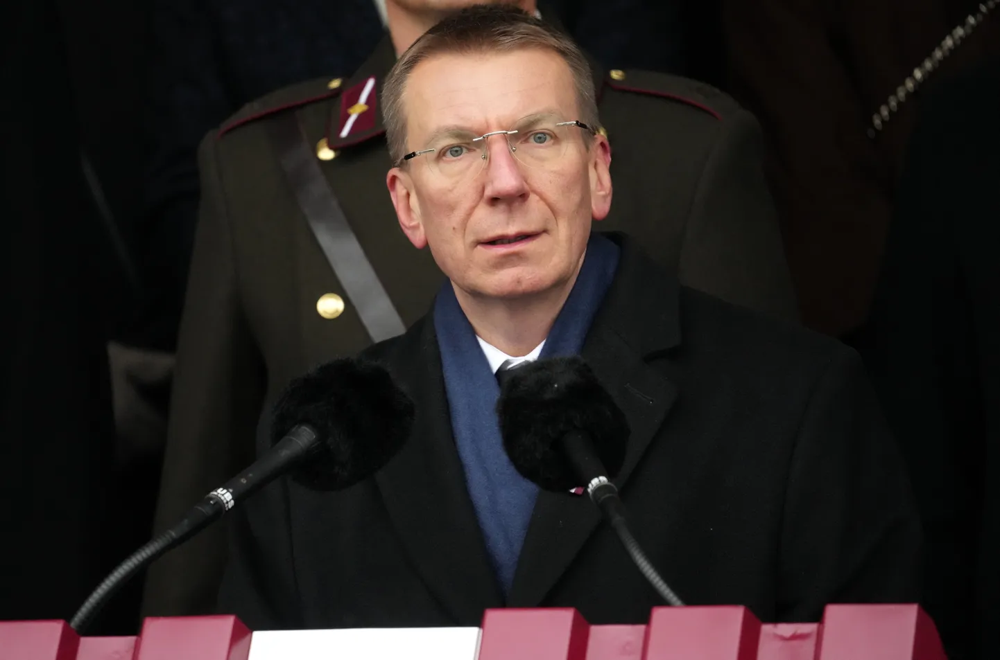 Valsts prezidents Edgars Rinkēvičs 11.novembra krastmalā, kur notiek Latvijas proklamēšanas 105.gadadienai veltīta Latvijas un tās sabiedroto bruņoto spēku, Iekšlietu ministrijas pakļautības iestāžu un Jaunsardzes vienību militārā parāde.