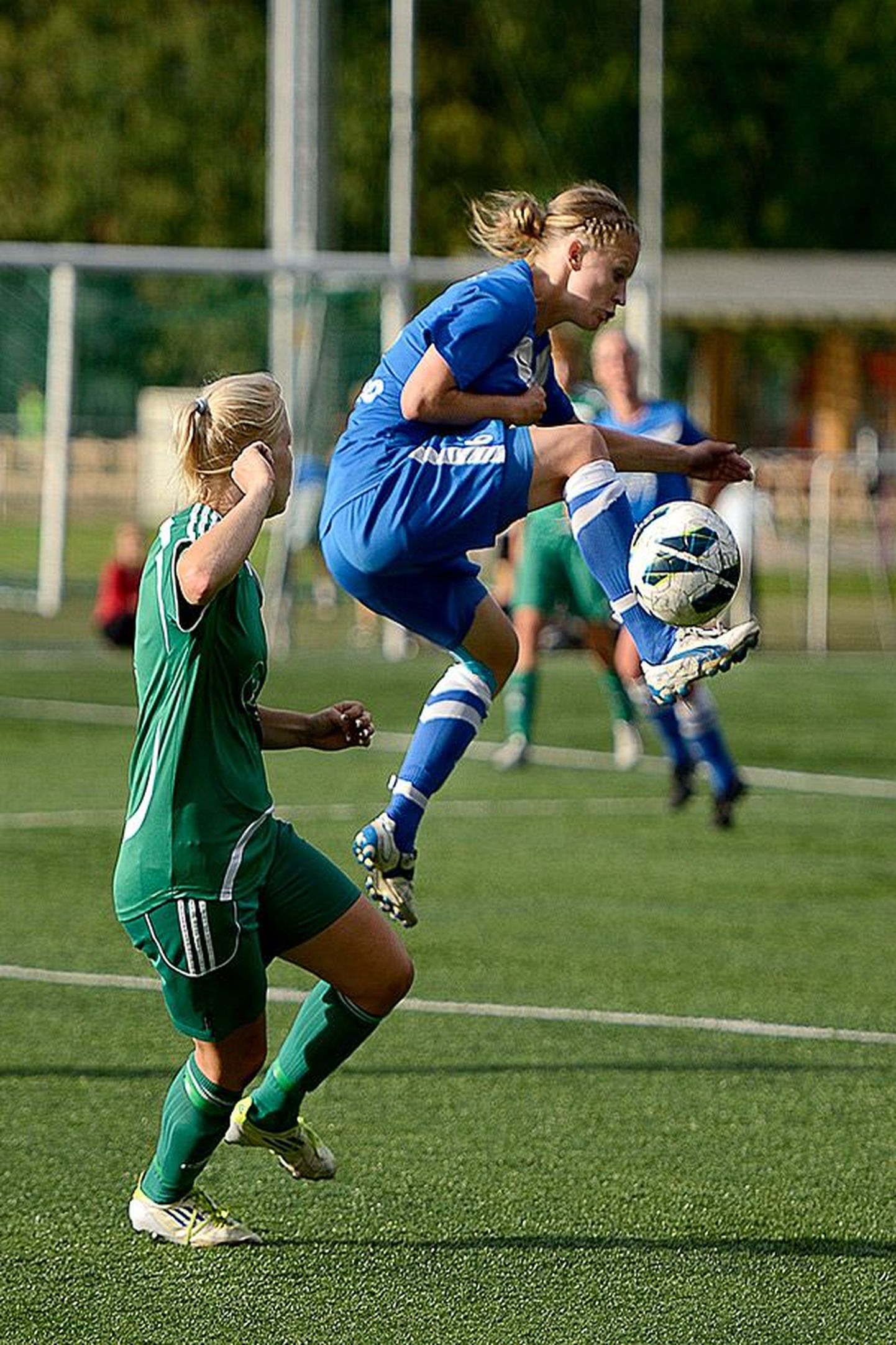 Eelmisel laupäeval jäi Tammeka naiskond kodustaadionil 0:2 alla turniiritabelis koha võrra kõrgemal asuvale Tallinna FC Levadiale. Palli eest võitleb Maria Sootak (sinises).