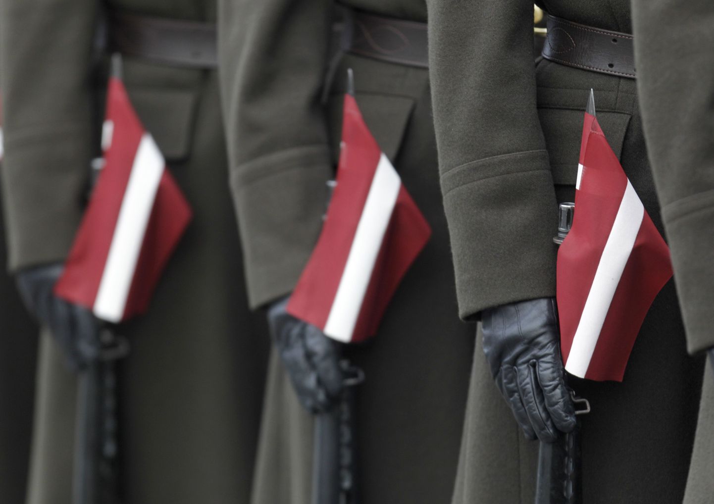 Läti sõdurid rahvuslipukestega.