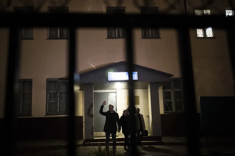 Navalnõi pärast vabanemist Moskva politseijaoskonna ees. FOTO: Evgeny Feldman/AP/Scanpix