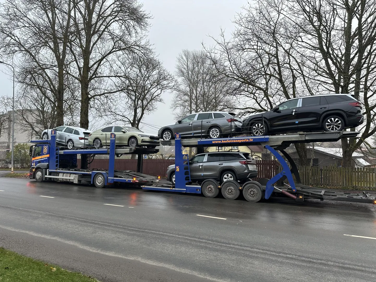 Uutest autodest näitas Eestis oktoobris parimat tulemust Škoda ning ka Viljandi Folk Auto esinduses on tegevjuht Priit Simbergi sõnul müük hoogustunud. Eestis müüdi 620 Škodat, järgnesid Toyota 395 ja Renault 253 autoga. Mudelite esikolmiku moodustasid Škoda Octavia (233), Škoda Kodiaq (190) ja Toyota Corolla (132).