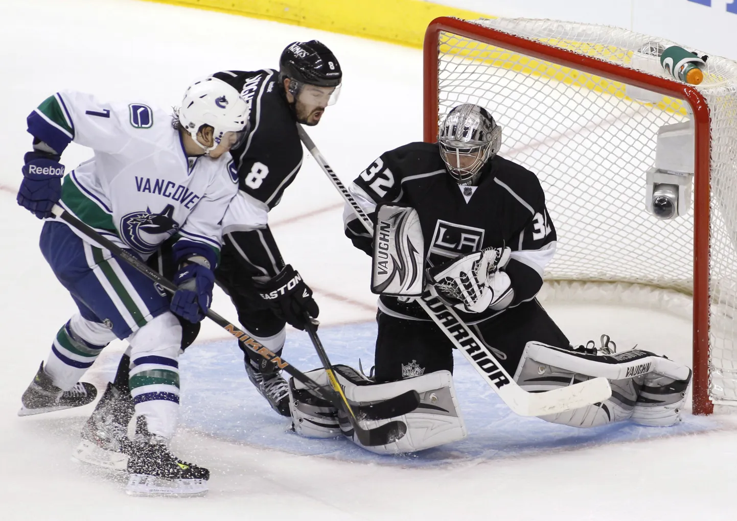 Los Angeles Kingsi puurilukk Jonathan Quick (Paremal) hoidis Vancouver Canucksi vastu värava puhtana.