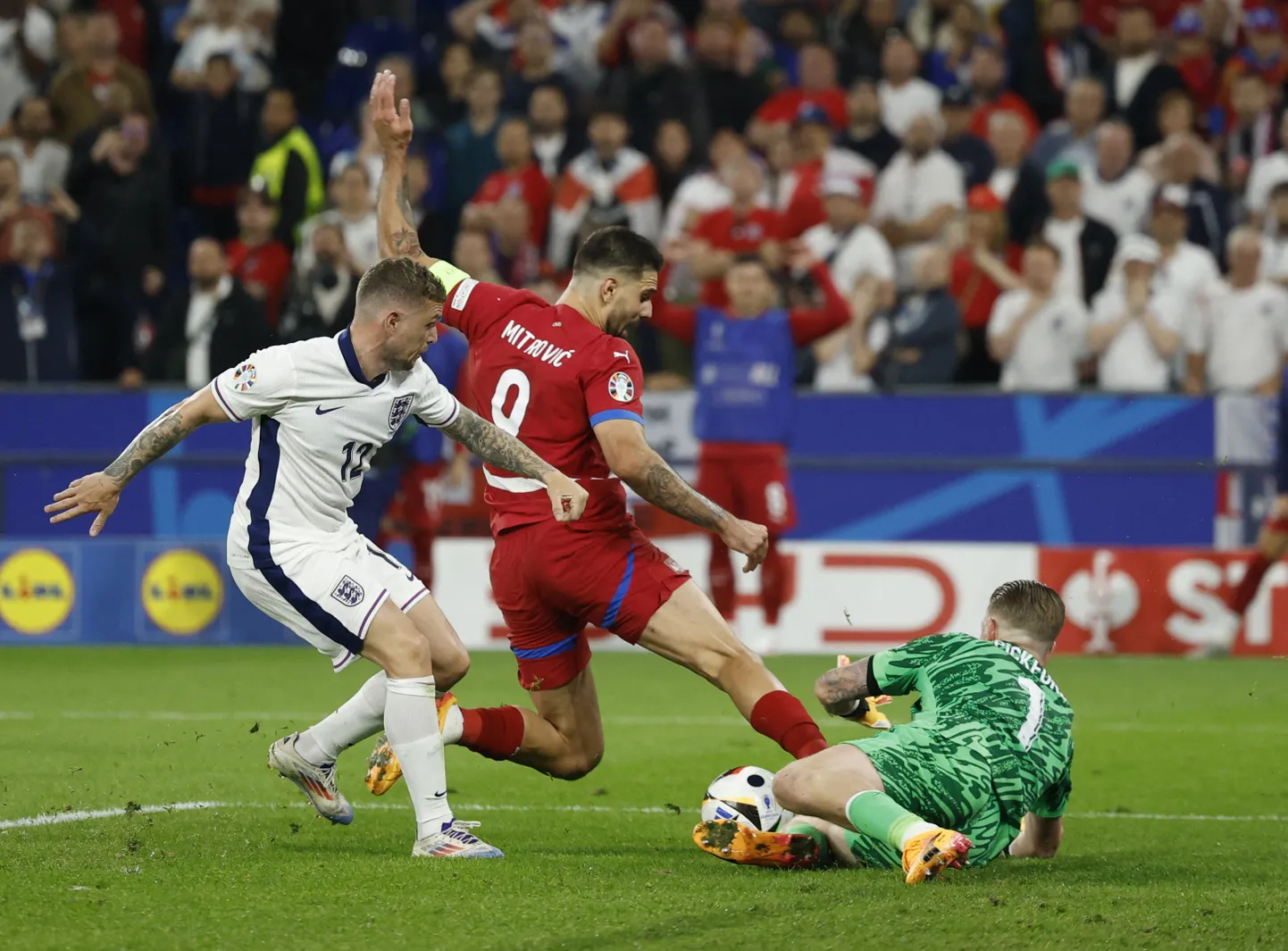 Serbia kapten Aleksandar Mitrović palliga Inglismaa värava all. Kaitsevad Inglisma kaitsja Kieran Trippier ja väravavaht Jordan Pickford.