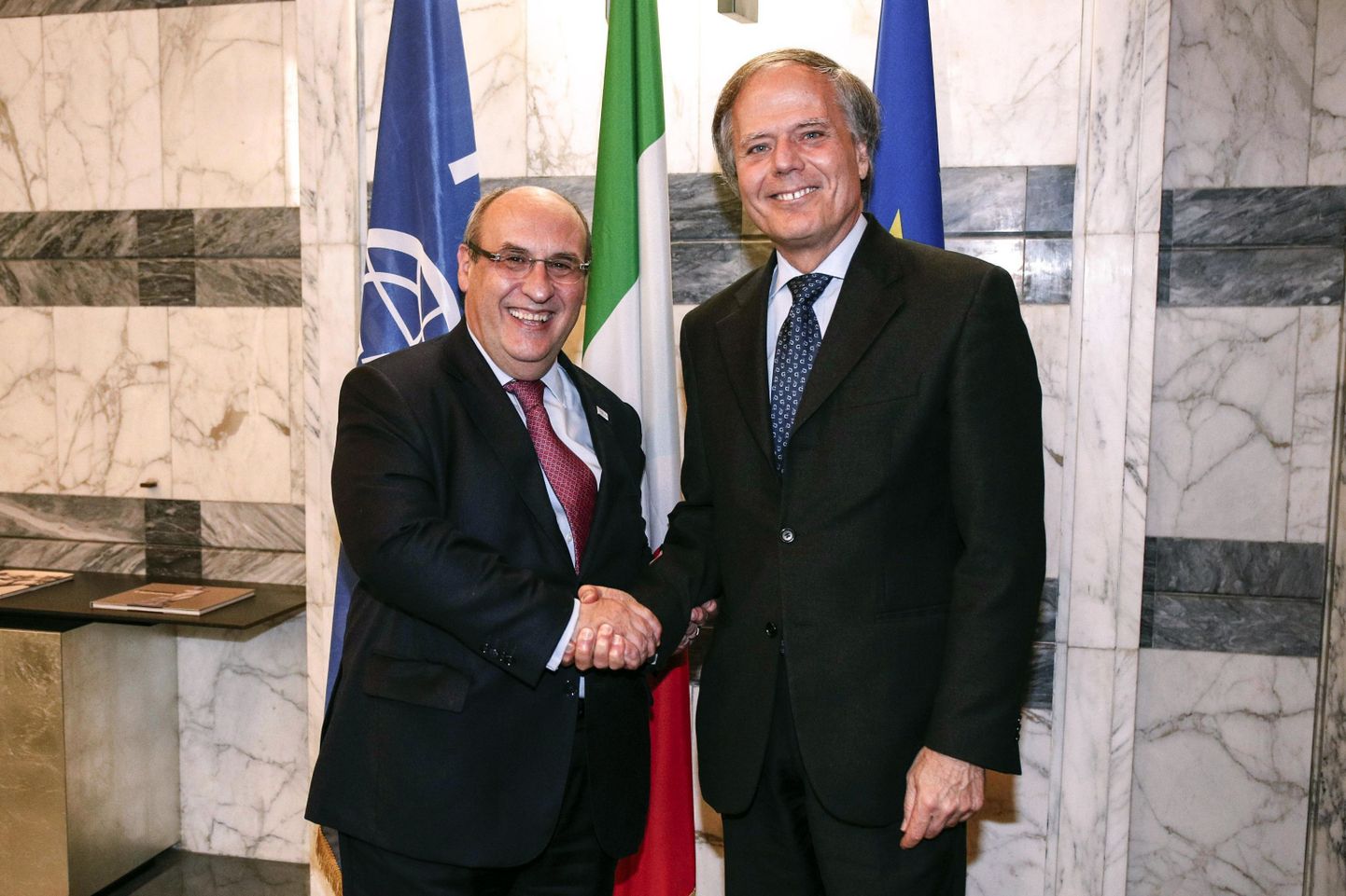 Itaalia välisminister Enzo Moaveri Milanesi kohtumas reedel Roomas Rahvusvahelise Rändeorganisatsiooni (IOM) peadirektori Antonio Vitorinoga.