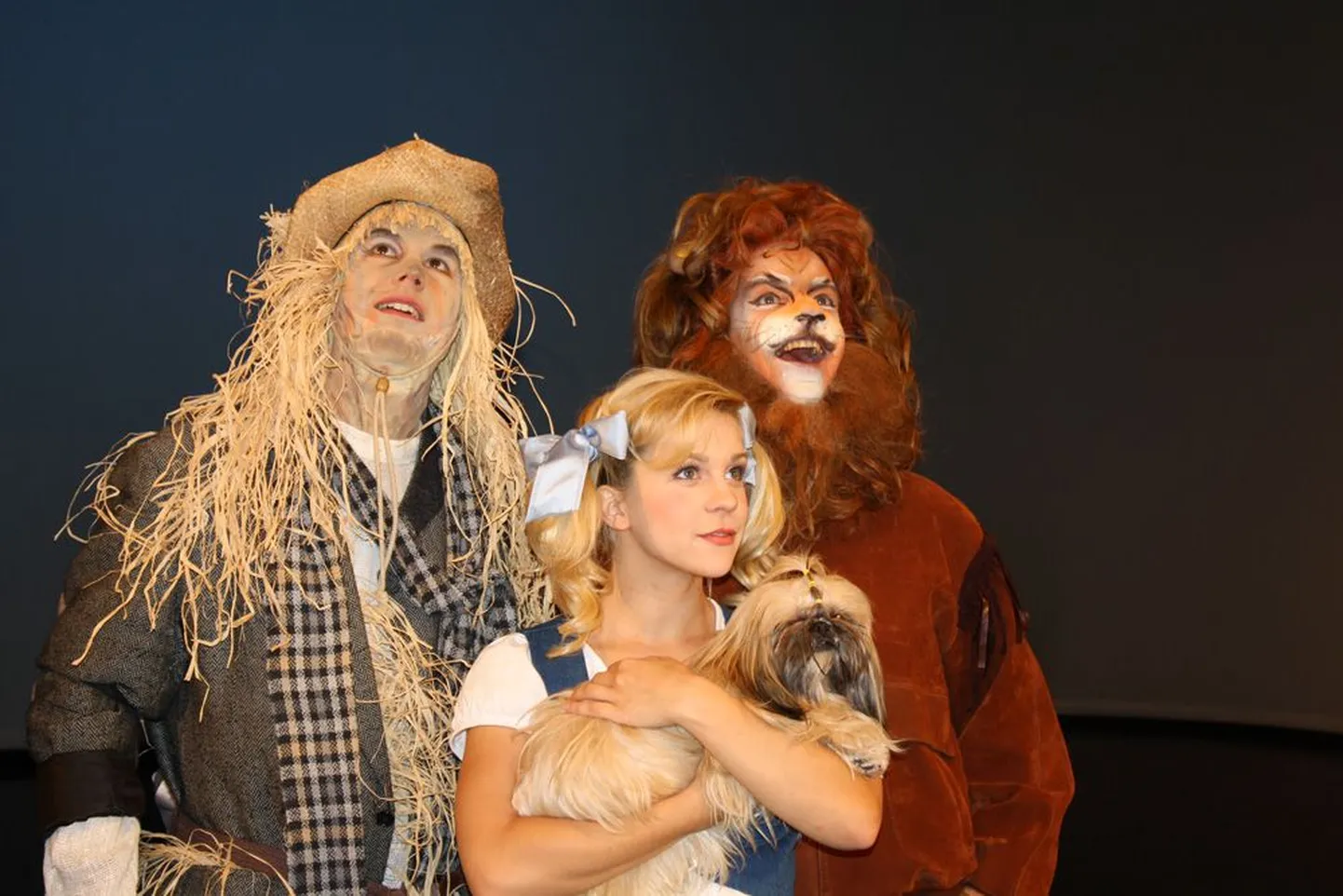 Muusikalis «Võlur Oz» 
seiklevad Hernehirmutis (Kristo Ukanis, vasakult), Dorothy (Marilyn Jurman) 
ja Lõvi (Tõnu Kilgas).