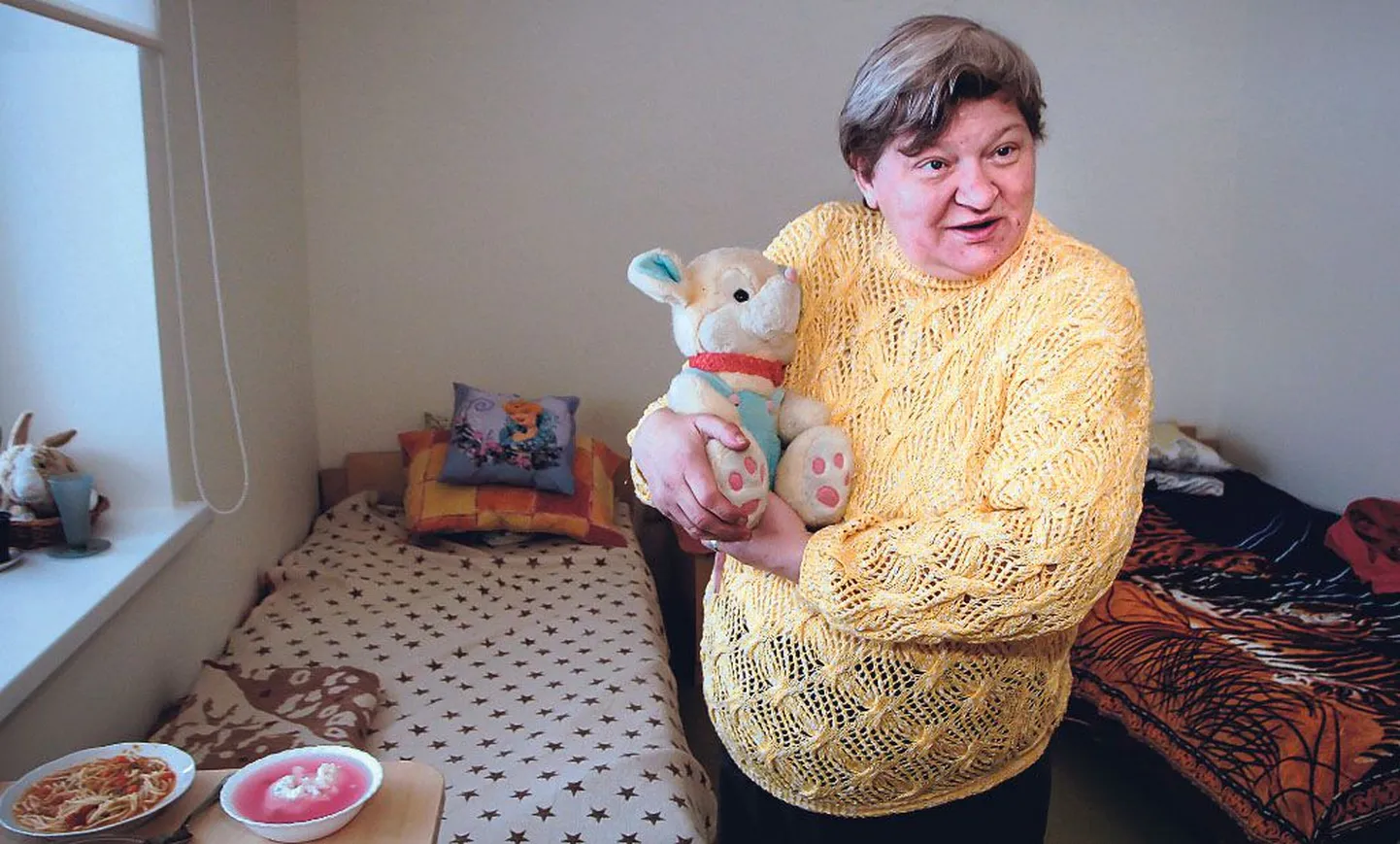 Vändra Kodu elanik Anne ühes lemmiklelu rotikesega on oma uue koduga väga rahul. Iseäranis meeltmööda on talle asjaolu, et tema tuba asub esimesel korrusel, mitte kolmandal nagu hooldekodus, kus ta varem elas. Et Annele meeldib luuletusi lugeda ja laulda, tegi ta muusikalise etteaste eilsel peolgi.