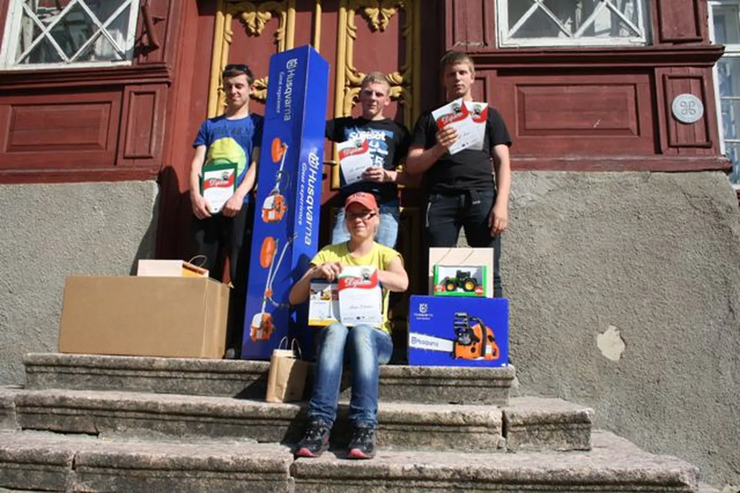 Vasakult: Kristo Jürisoo (II koht), Teet Adamberg (III koht), Reinard Kann (I koht) ja esireas Liina Eilmann (parim noor taluperenaine).