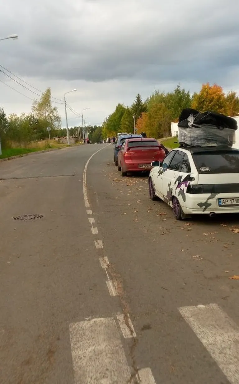 Venemaal Koidula piiripunktis ootavad paljud inimesed pääsu Eestisse.