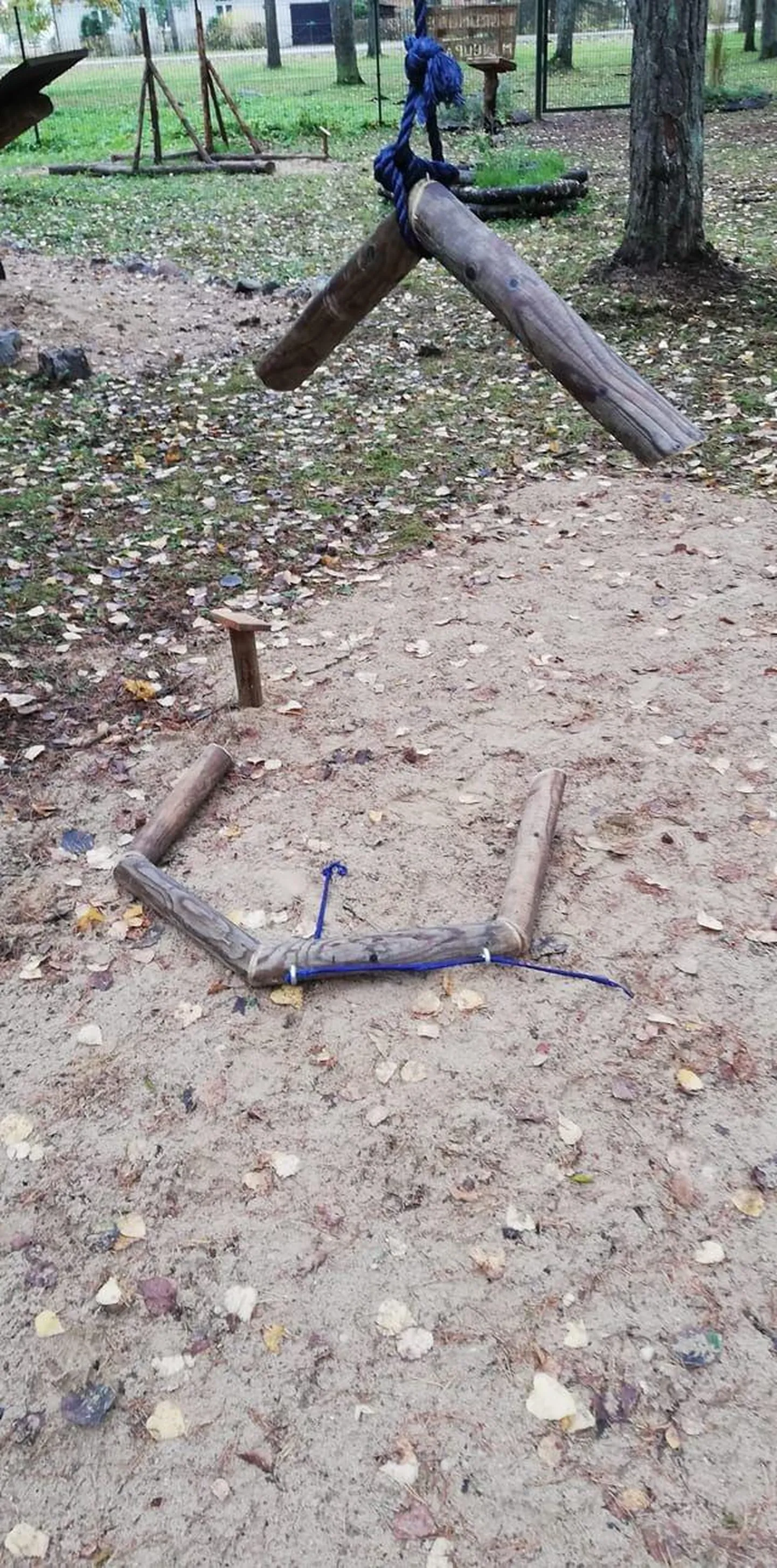 Hiljuti avatud koerte mängupark sai tunda lõhkujate kätt.