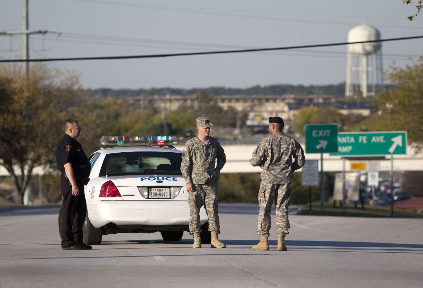 Politseinik ja kaks sõjaväelast Fort Hoodi sõjaväebaasi juures.