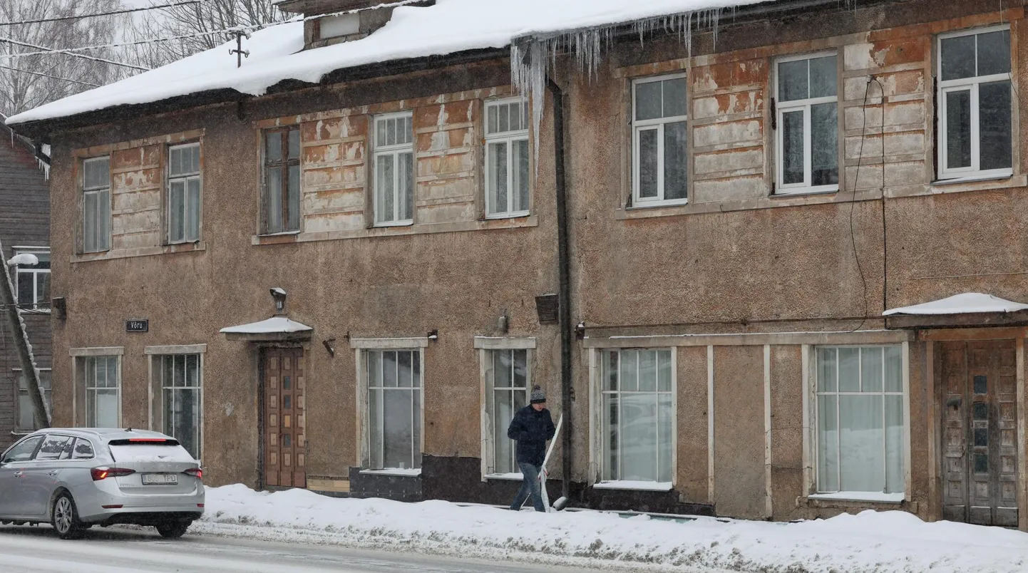 Võru 118 maja räästas rippusid mõni päev tagasi ohtlikud jääpurikad.