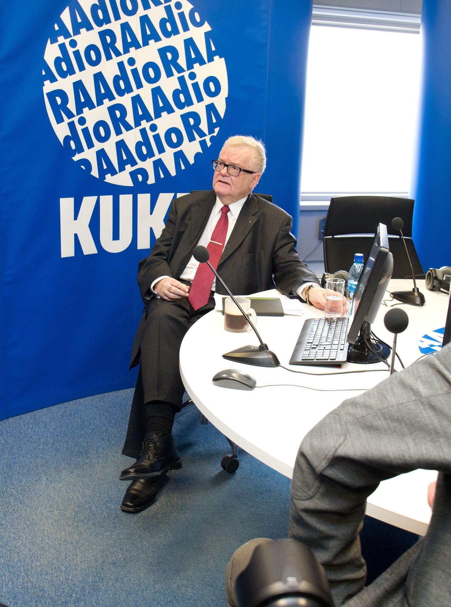 Лидер Центристской партии Эдгар Сависаар на радио Kuku во время предвыборных дебатов.