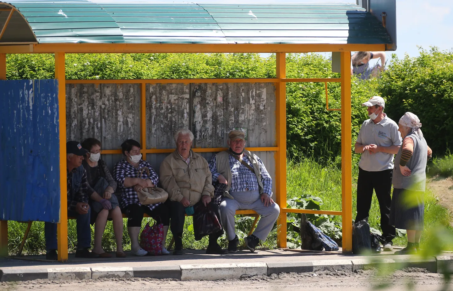 Inimesed pärast koroonapiirangute leevendumist Venemaal Ivanovo piirkonnas bussi ootamas. Foto on illustratiivne.
