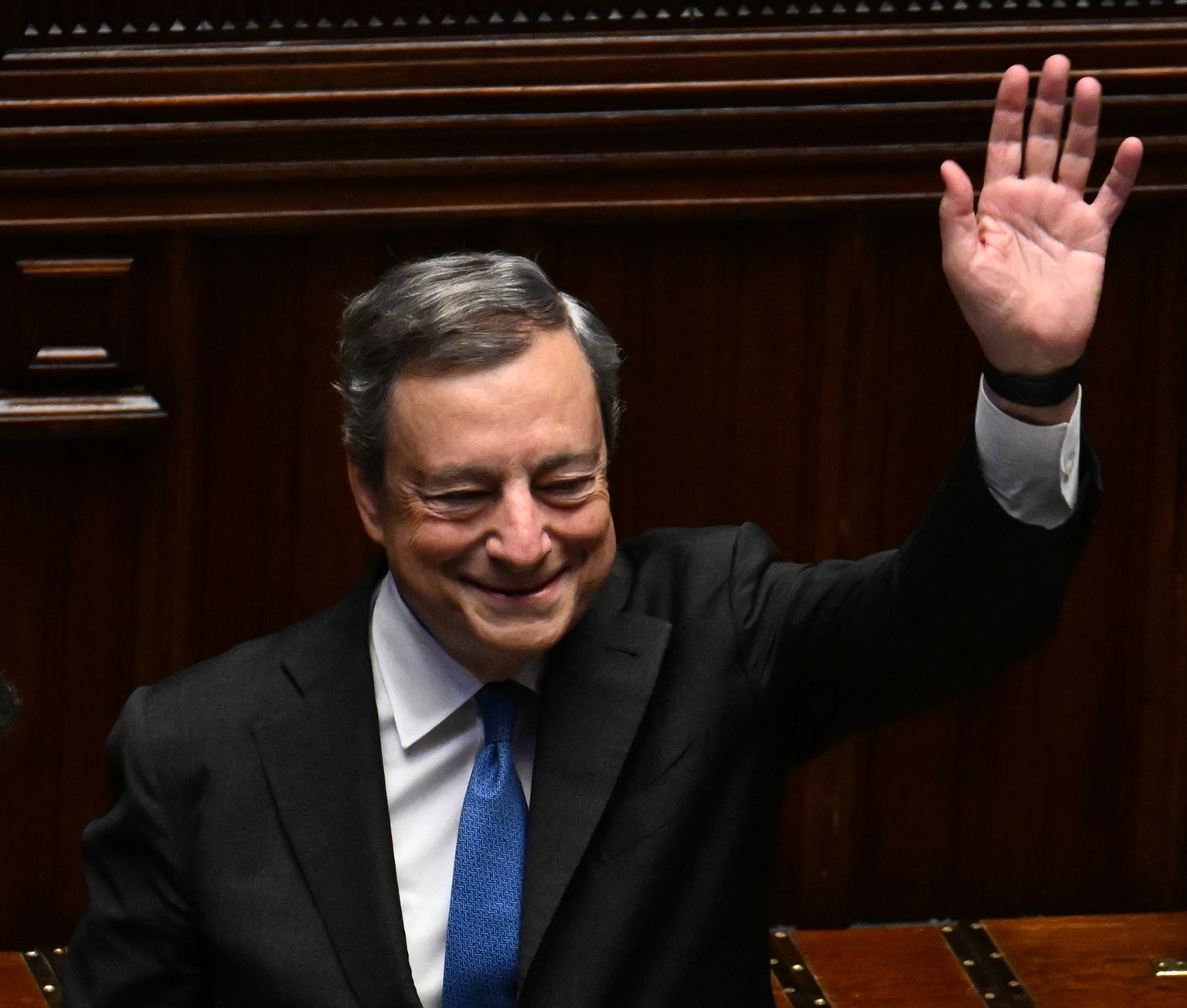 Mario Draghi lehvias neljapäeva õhtul Itaalia parlamendile ja läks siis presdendile tagasiastumispalvet esitama.