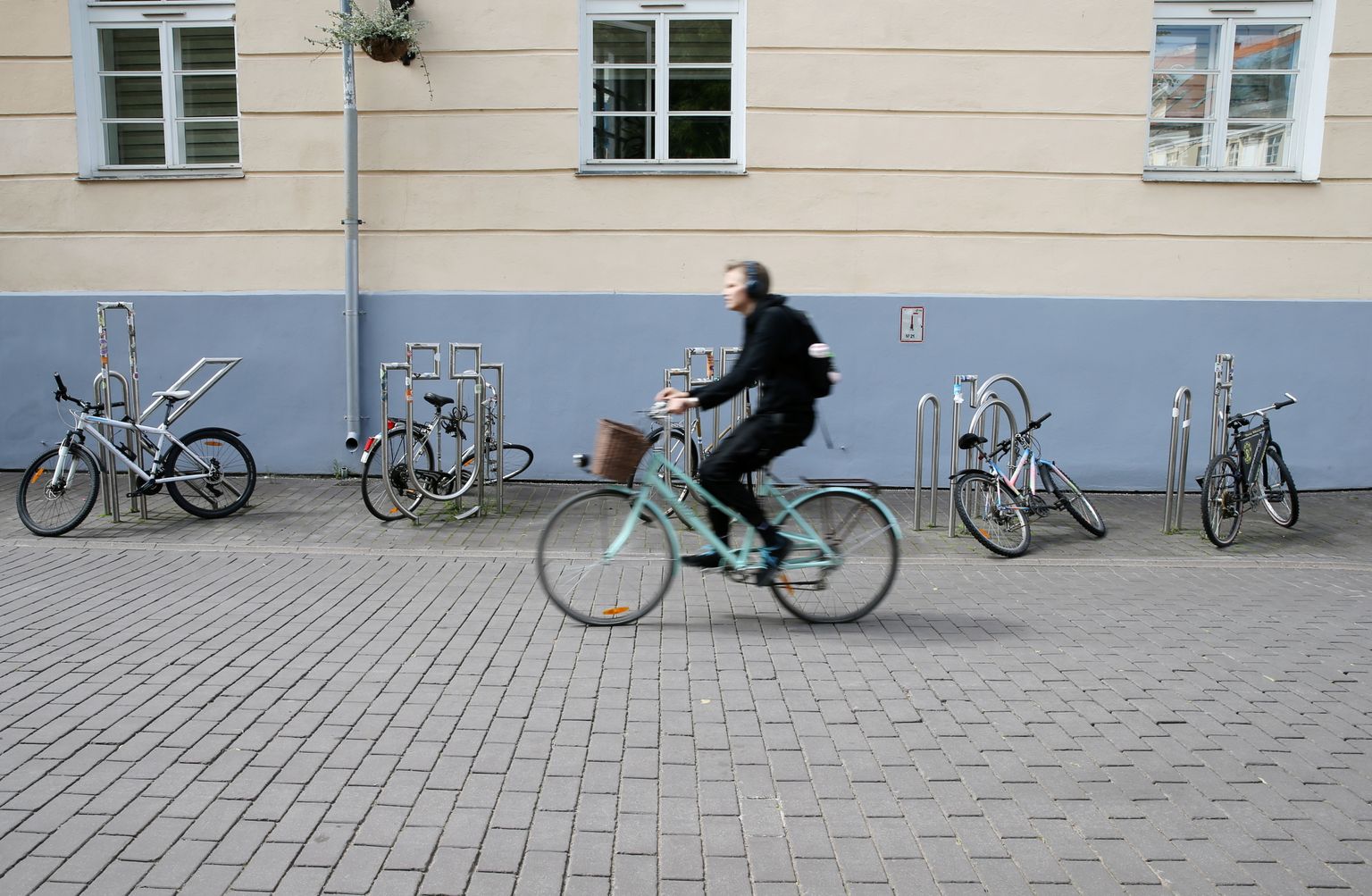 Lukustatud jalgrattad Tartu kesklinnas. Pilt on illustreeriv.