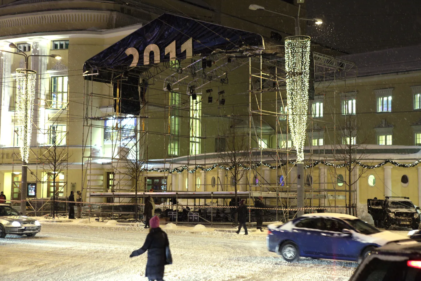 Подготовительные работы к мероприятиям, которые пройдут на Театральной площади вечером 31 декабря.
